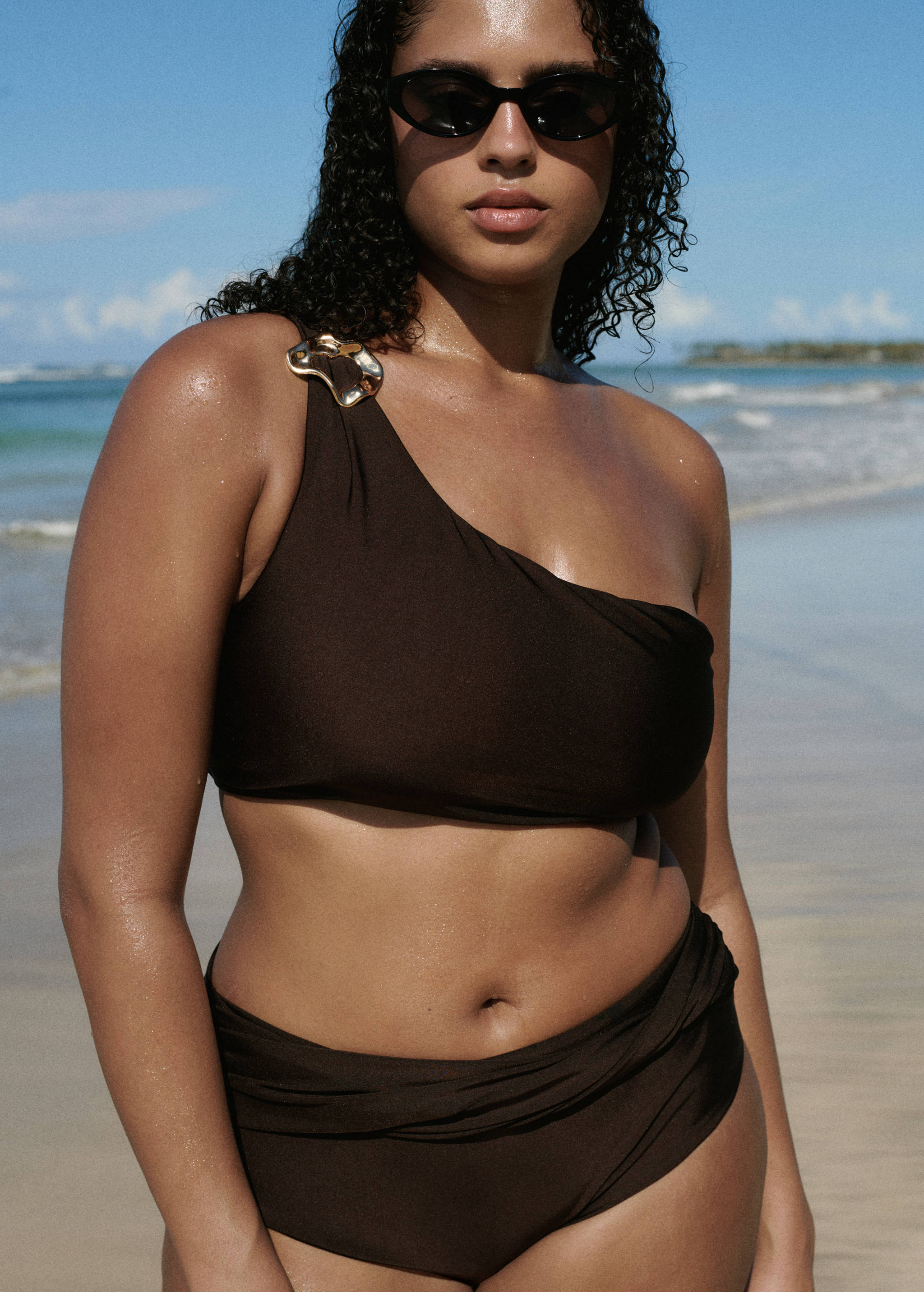 Culotte bikini taille haute - Plan moyen