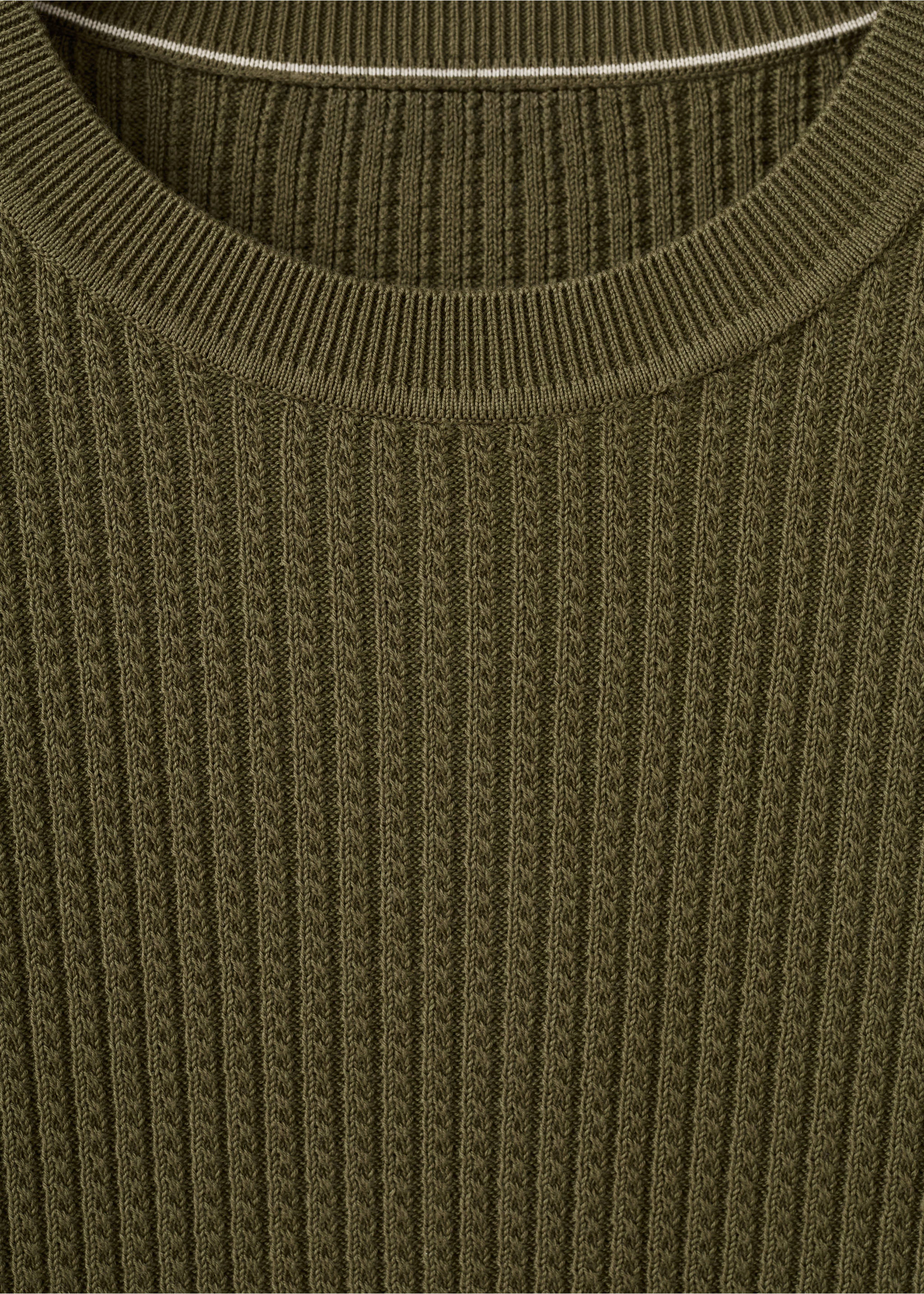 Fine knit microstructure sweater - Details of the article 8, Olive Green. Ref: 27044424-00.