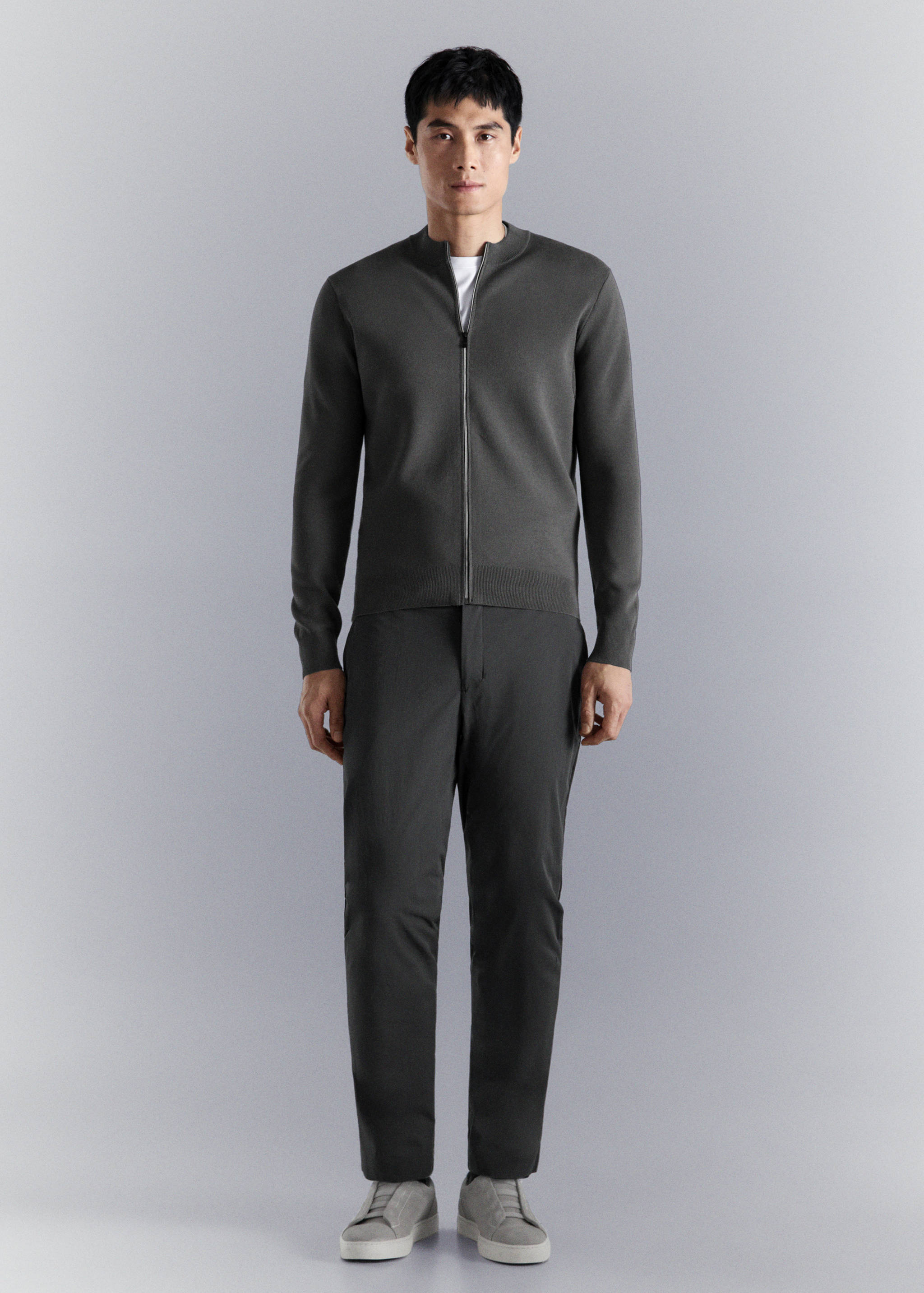 Удобный кардиган из эластичного трикотажа - Общий план