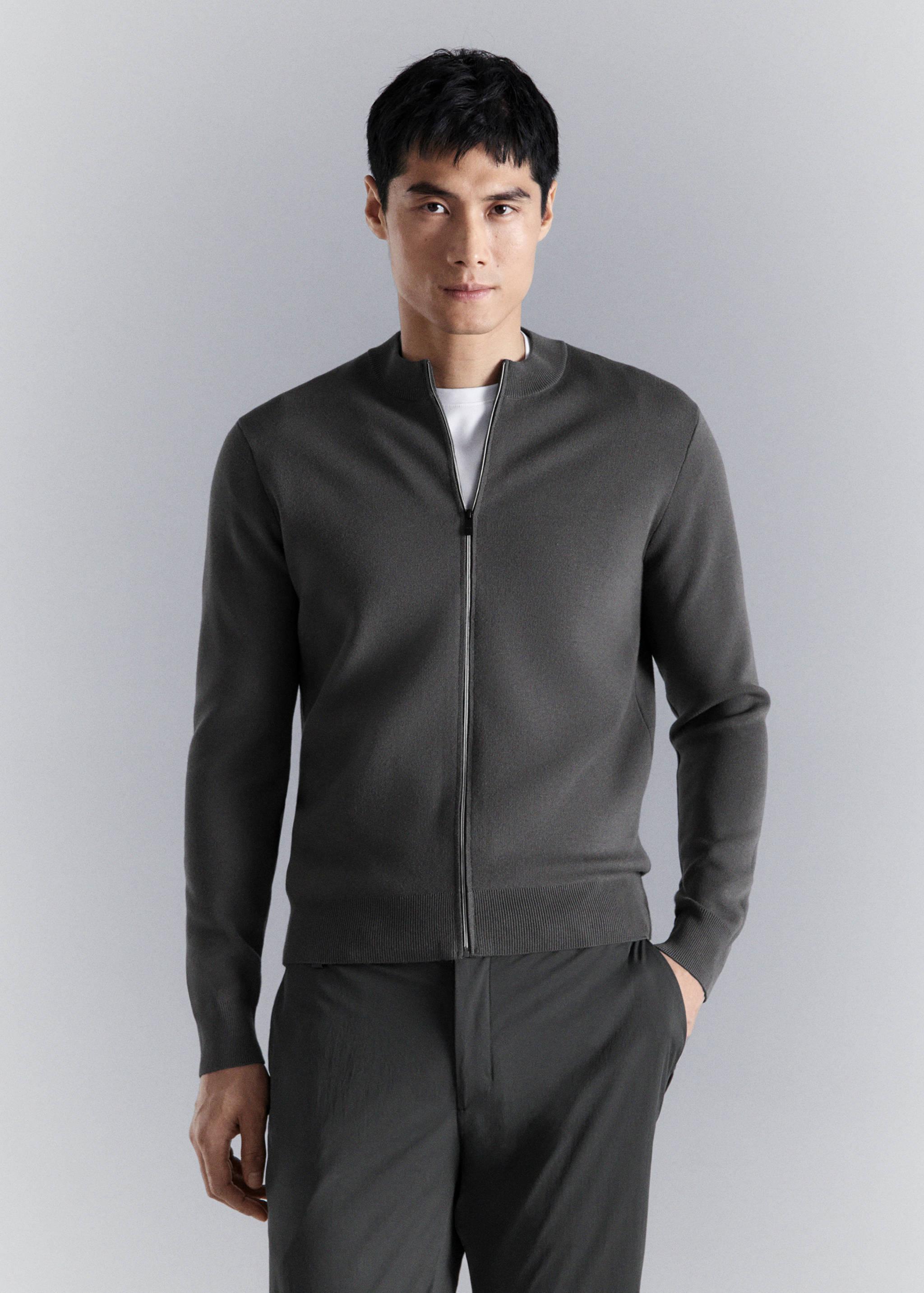 Удобный кардиган из эластичного трикотажа - Средний план