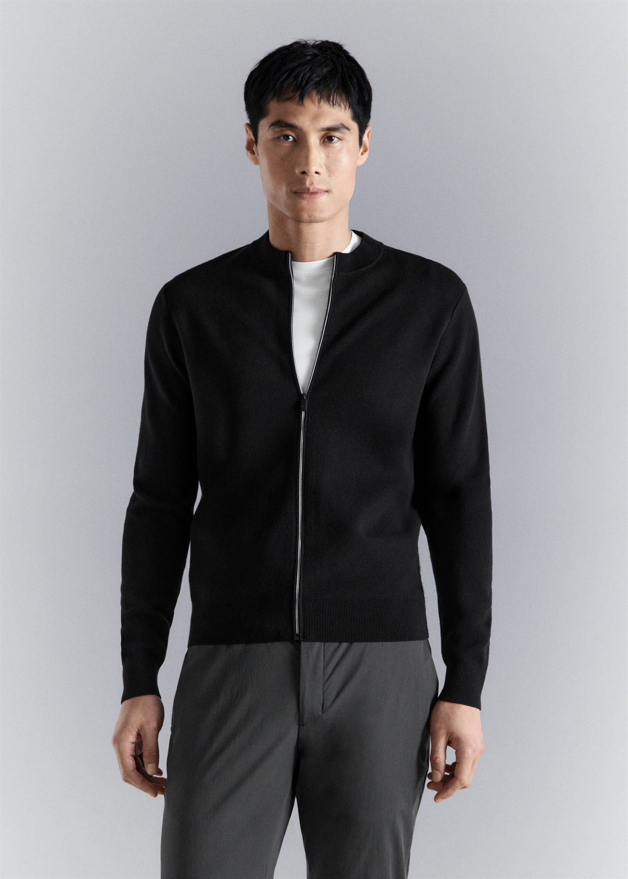 Удобный кардиган из эластичного трикотажа - Средний план