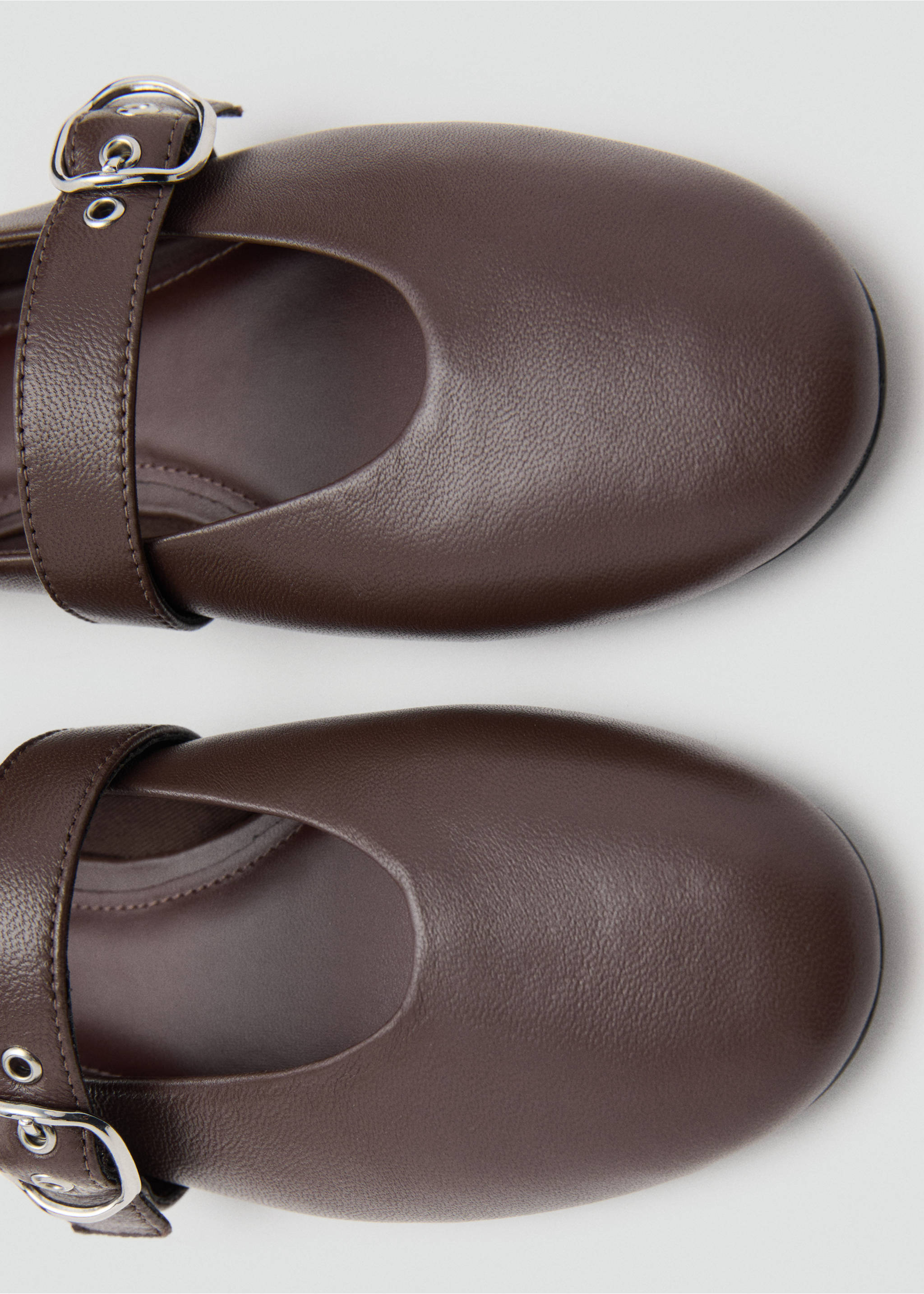 Bailarina piel tira hebilla - Detalle del artículo 3, Chocolate. Ref: 27044431-00.