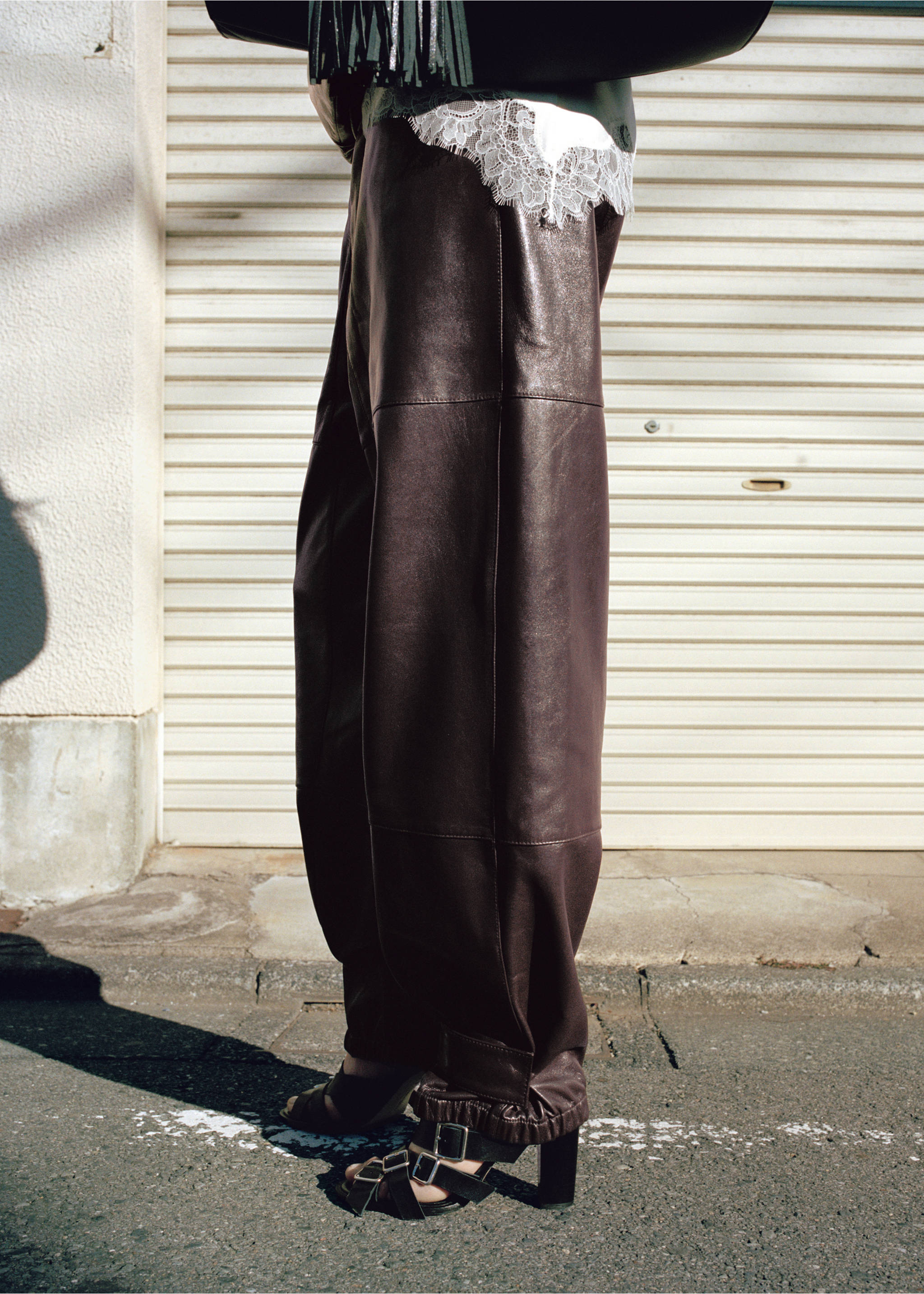 Pantalon cuir avec bas boutonné - Plan moyen, Bordeaux. Ref: 27044442-00.