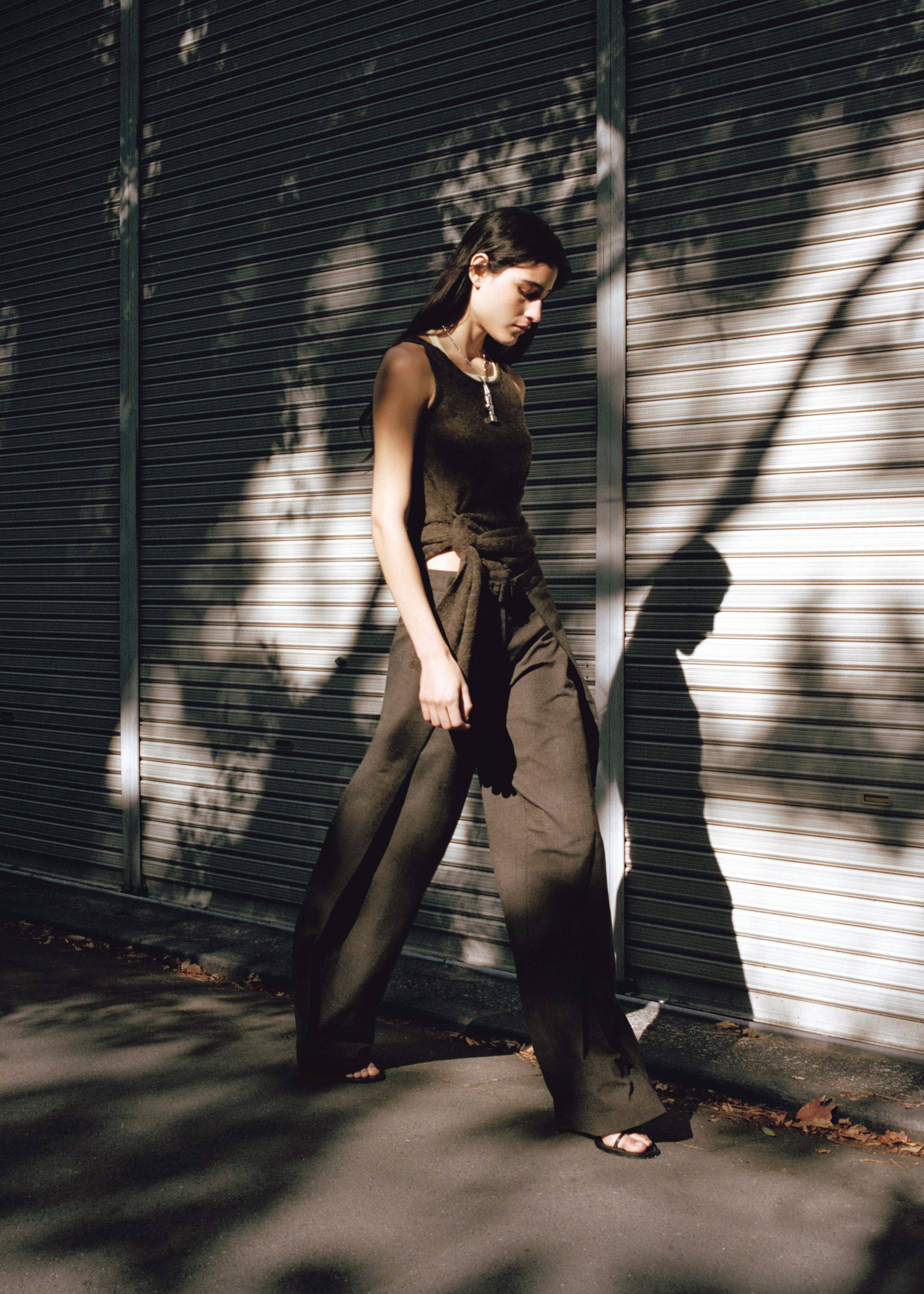 Top alpaca asimétrico semitransparente - Plano general, Marrón medio. Ref: 27044444-00.