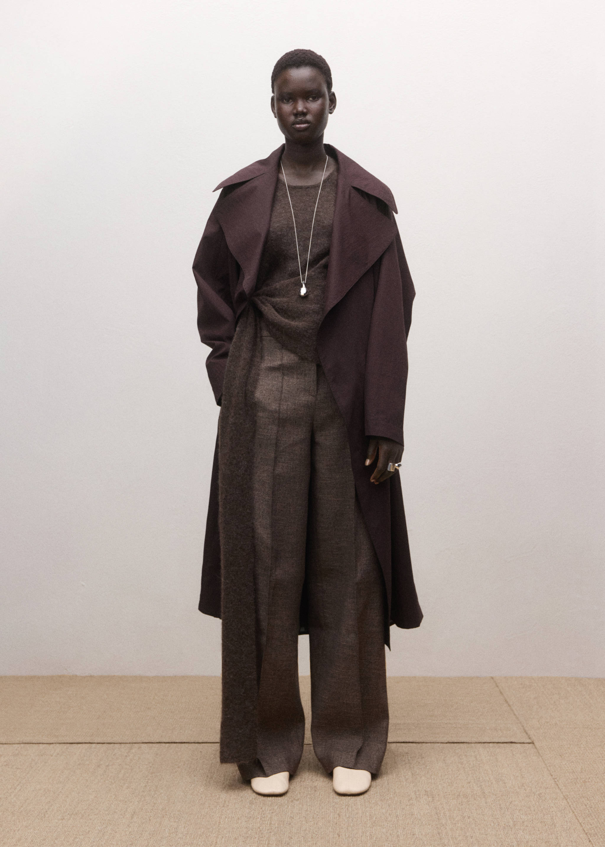 Cotton trench with maxi lapels and belt - Details of the article 2