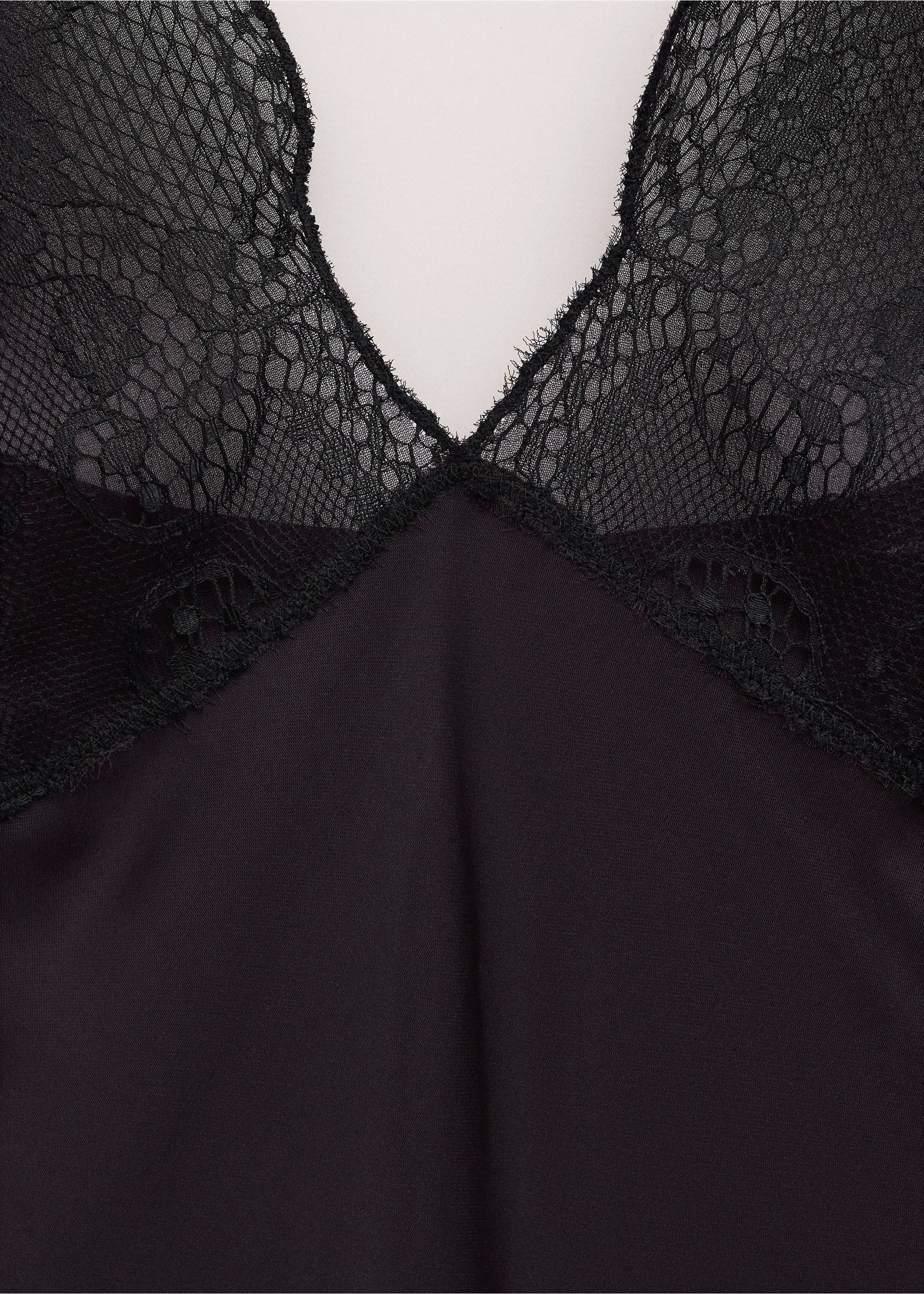 Lace dress with opening - Details of the article 8, Burgundy. Ref: 27044448-00.