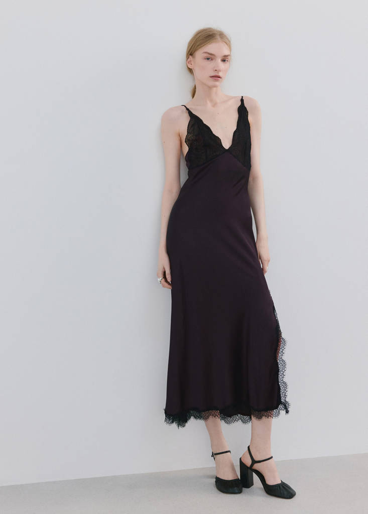 Lace dress with opening — Burgundy