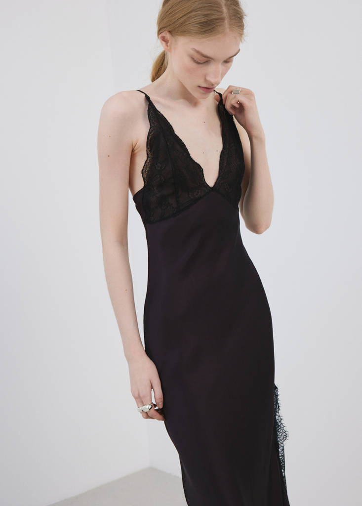 Lace dress with opening — Burgundy