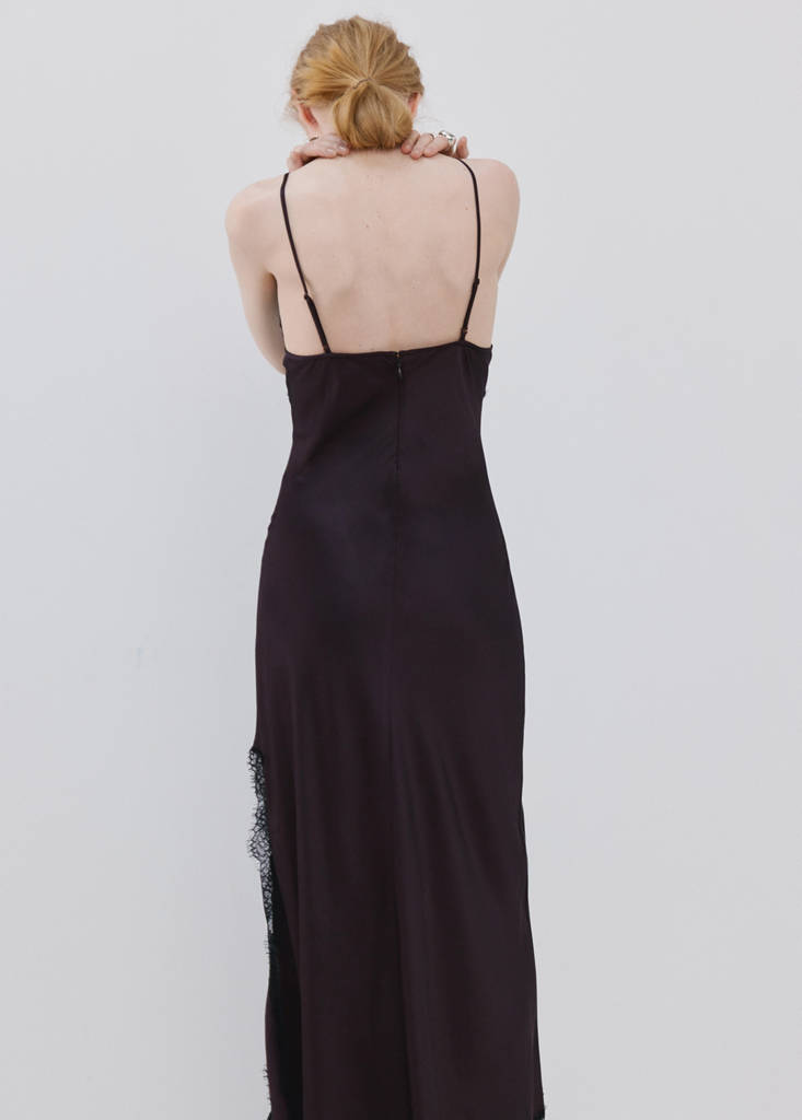 Lace dress with opening — Burgundy