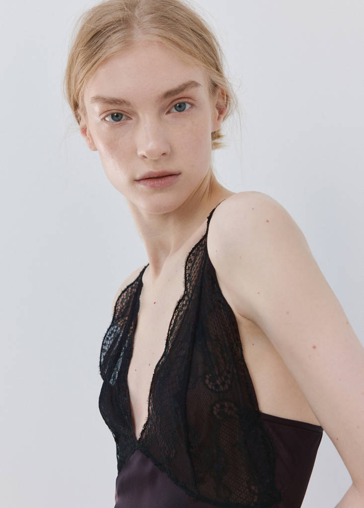 Lace dress with opening — Burgundy