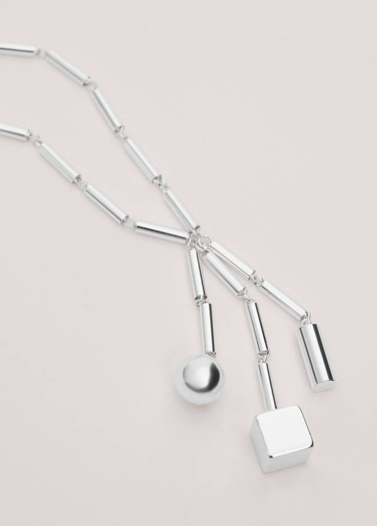 Pendant necklace with metallic pieces — Silver