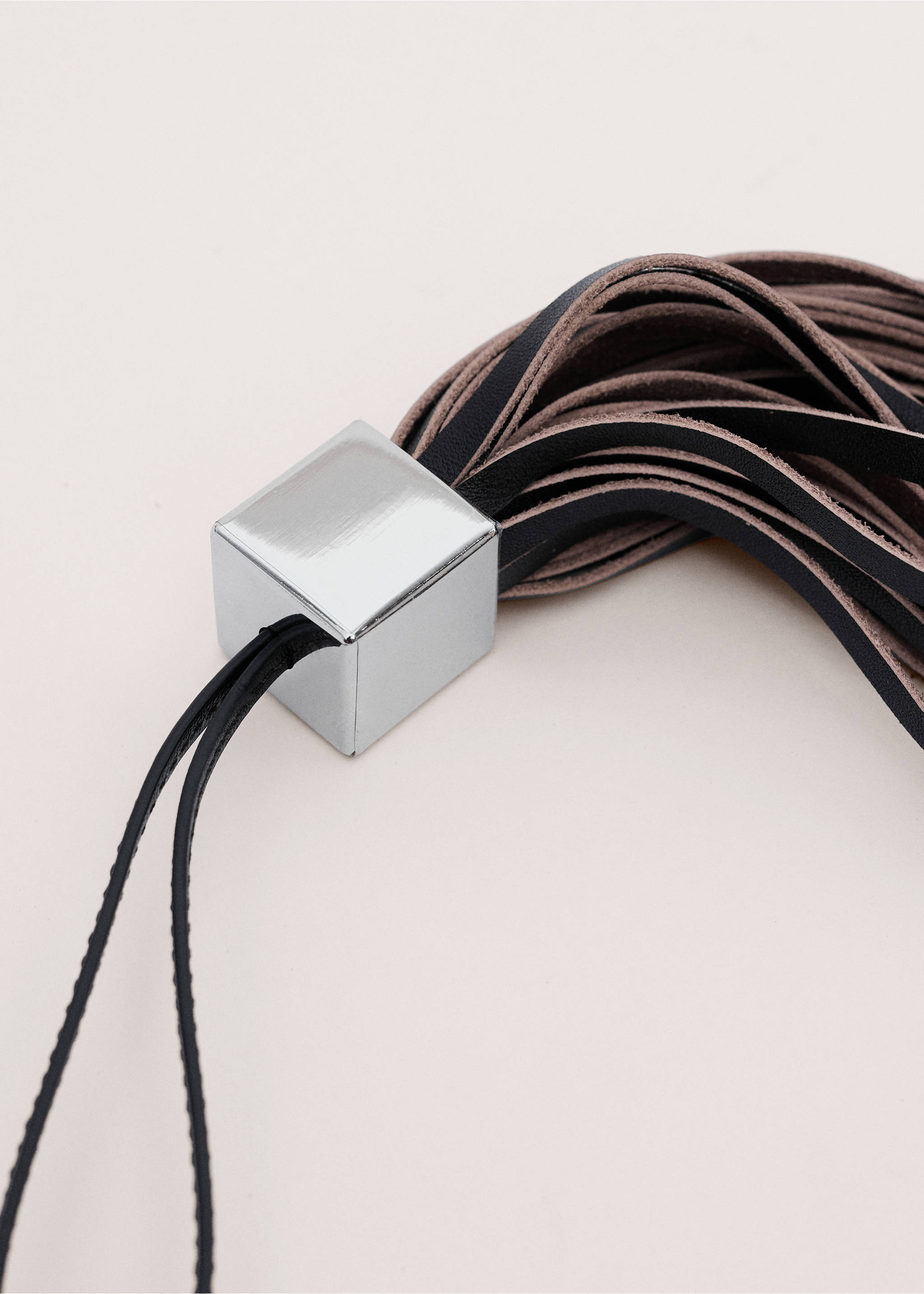 Fringed leather keyring - Medium plane, Black. Ref: 27044450-00.