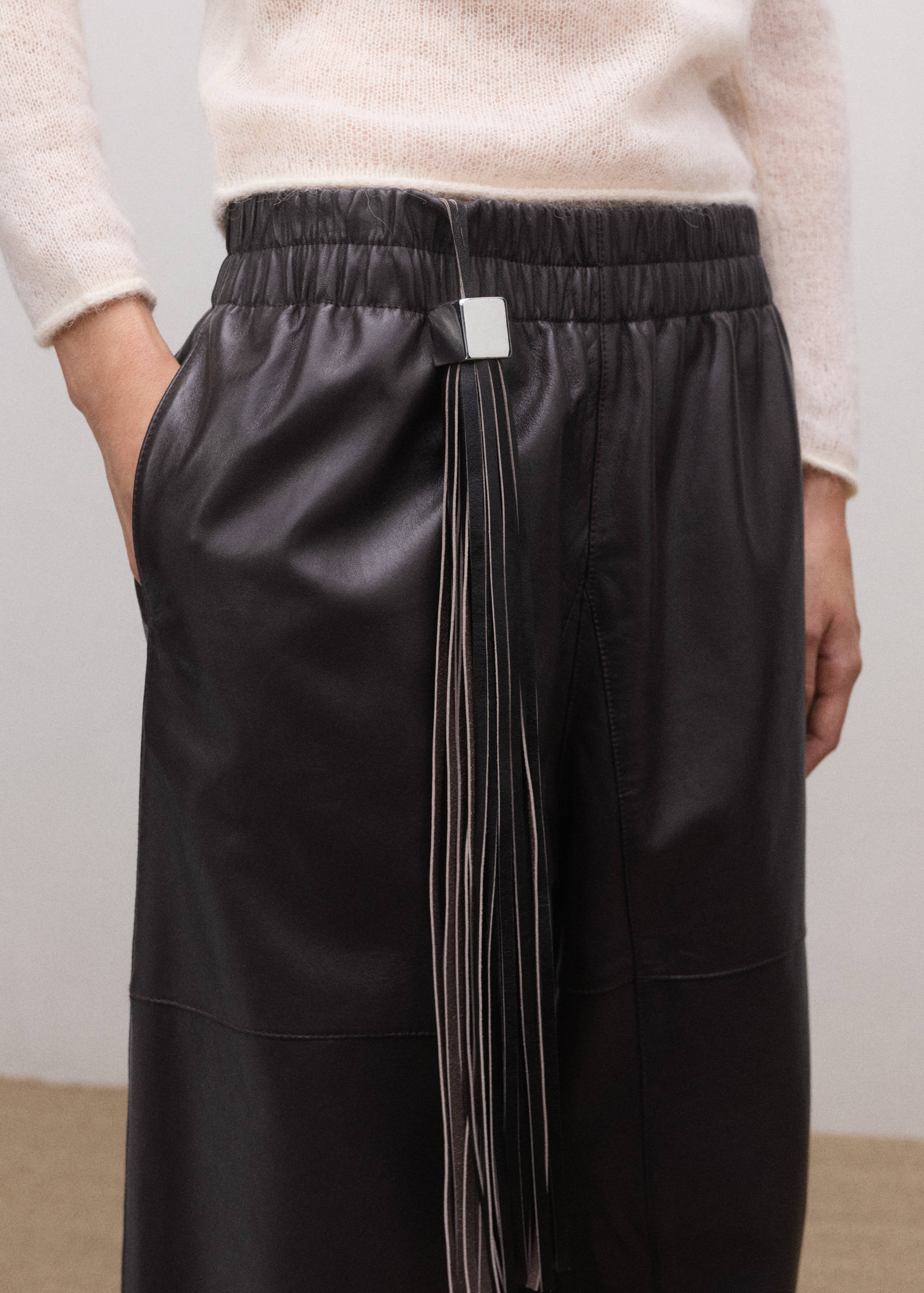 Fringed leather keyring - Details of the article 9