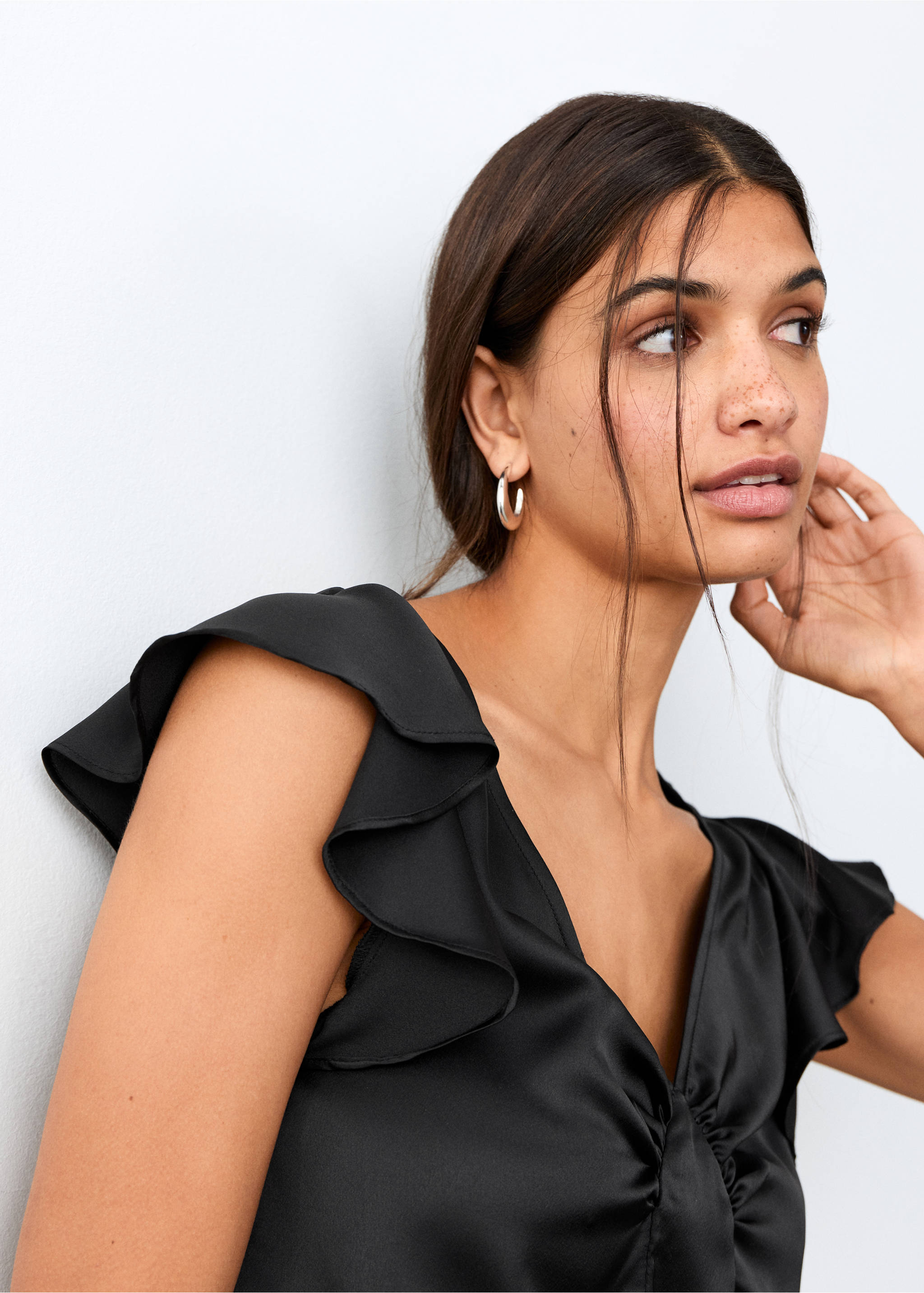 Атласный топ с воланами - Деталь изделия 1, Черный. Ref: 27044772-00.