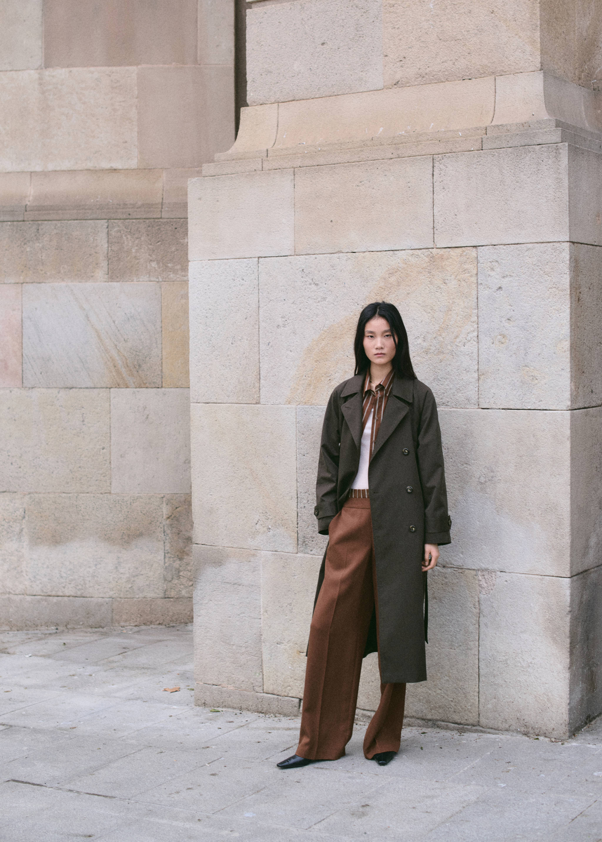 معطف مطر طويل بطبقتين متداخلتين - رؤية عامة