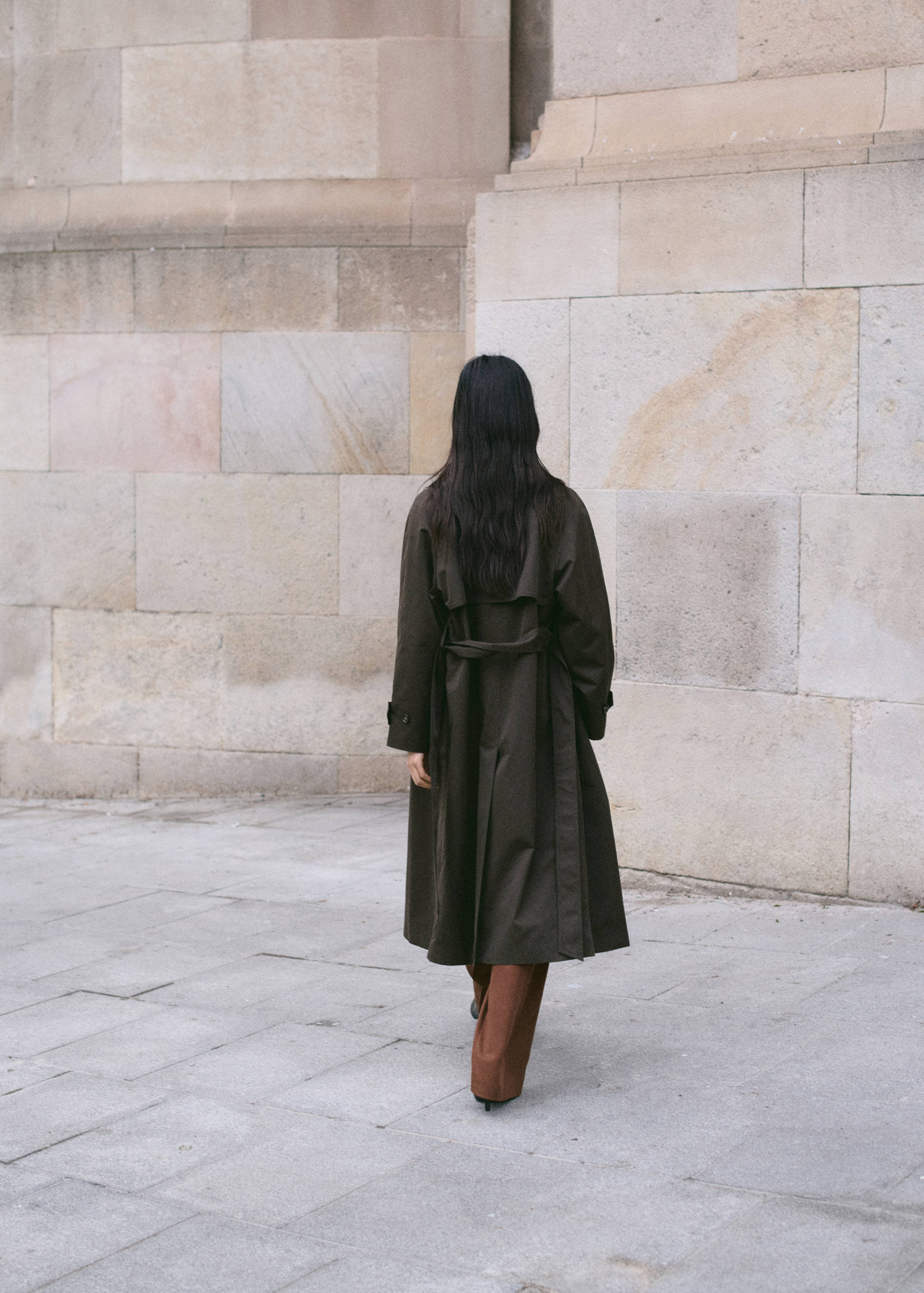 معطف مطر طويل بطبقتين متداخلتين - الجهة الخلفية للمنتج