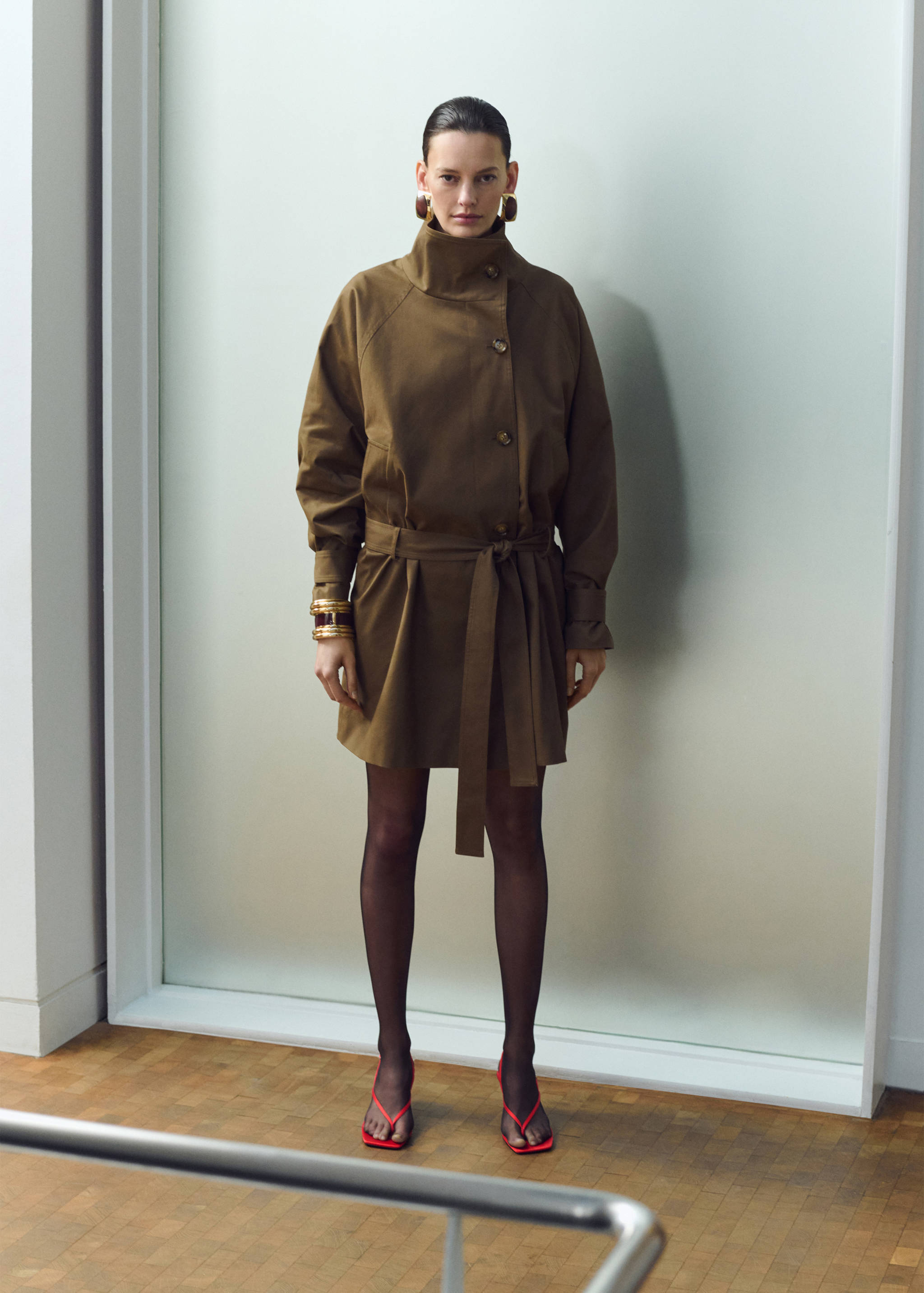 Тренч с воротником‑воронкой и ремнем - Общий план