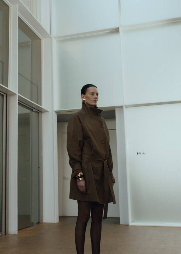 Funnel neck trench with belt
