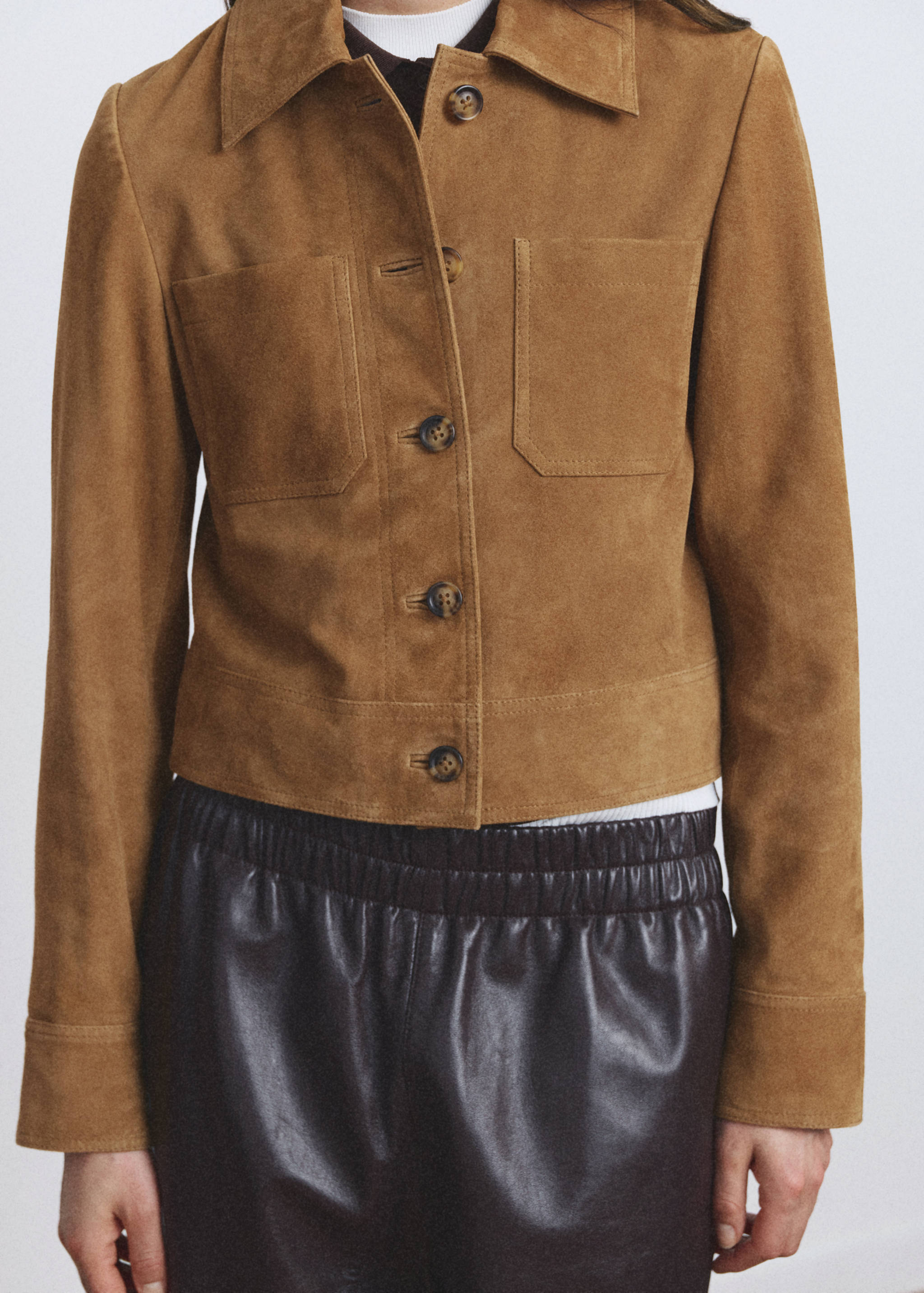 Veste daim boutons - Plan moyen