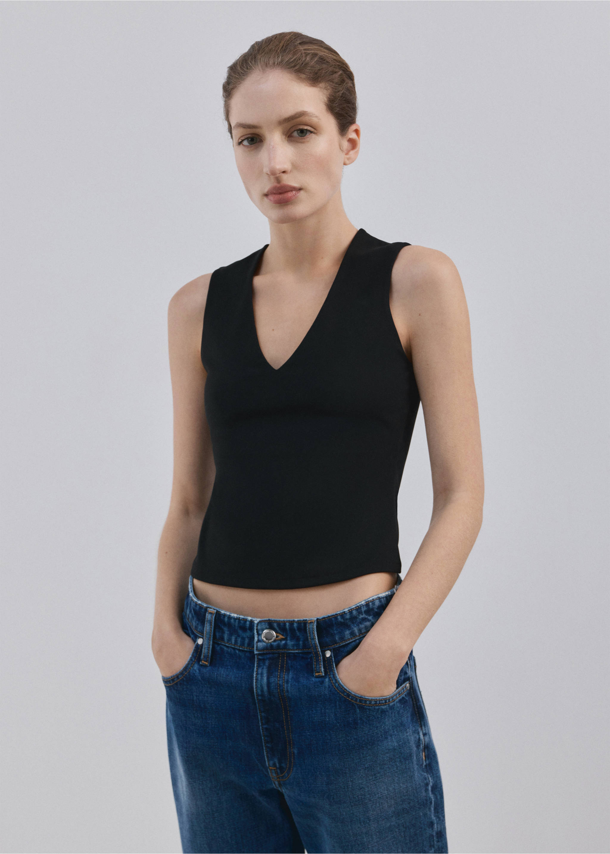 Fitted V-neck top - Medium plane, Black. Ref: 27045828-00.