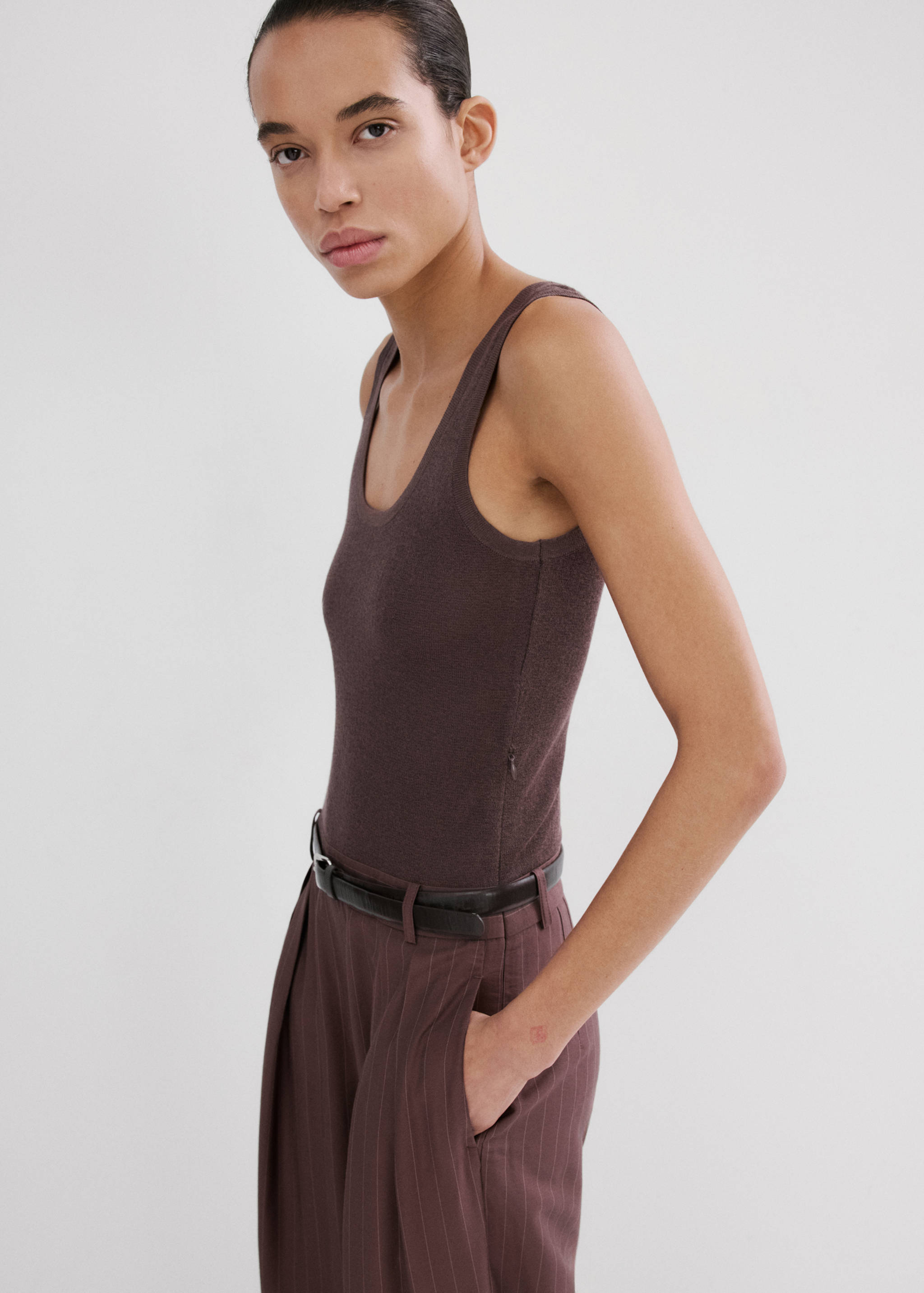 Combinaison à fines rayures - Plan moyen