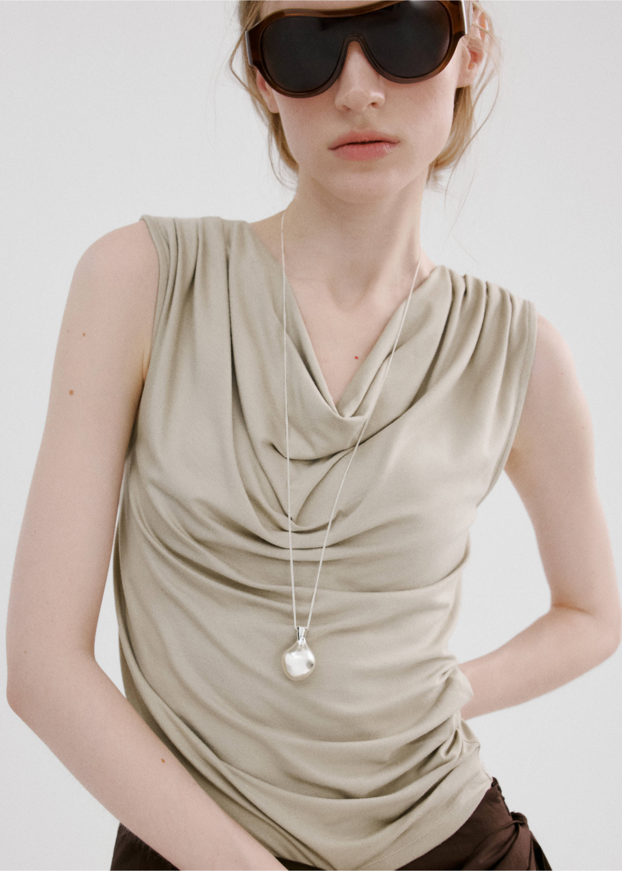 Draped fitted t-shirt - Details of the article 2, Light/Pastel Grey. Ref: 27045843-00.
