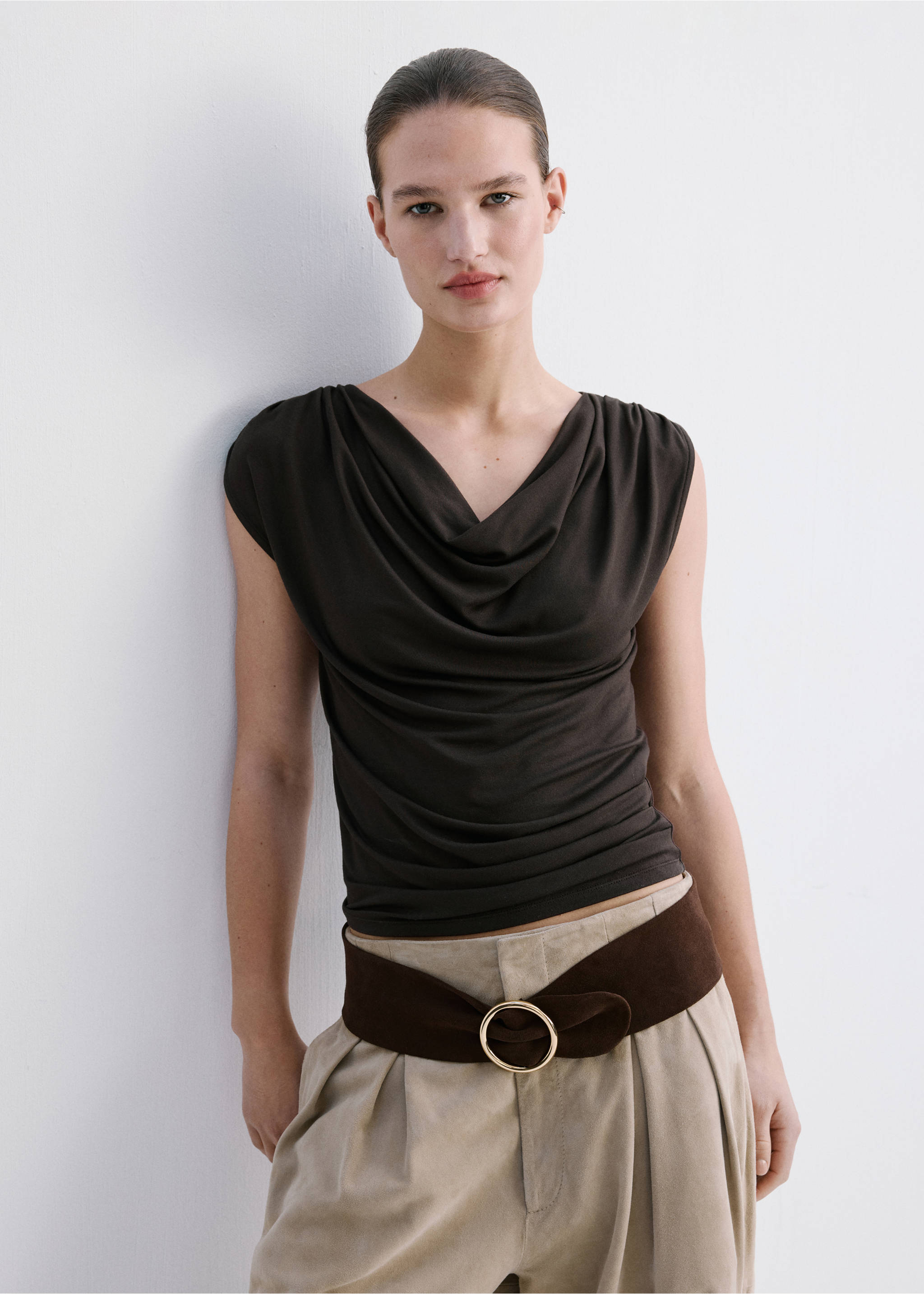 Draped fitted t-shirt - Details of the article 1, Brown. Ref: 27045843-00.