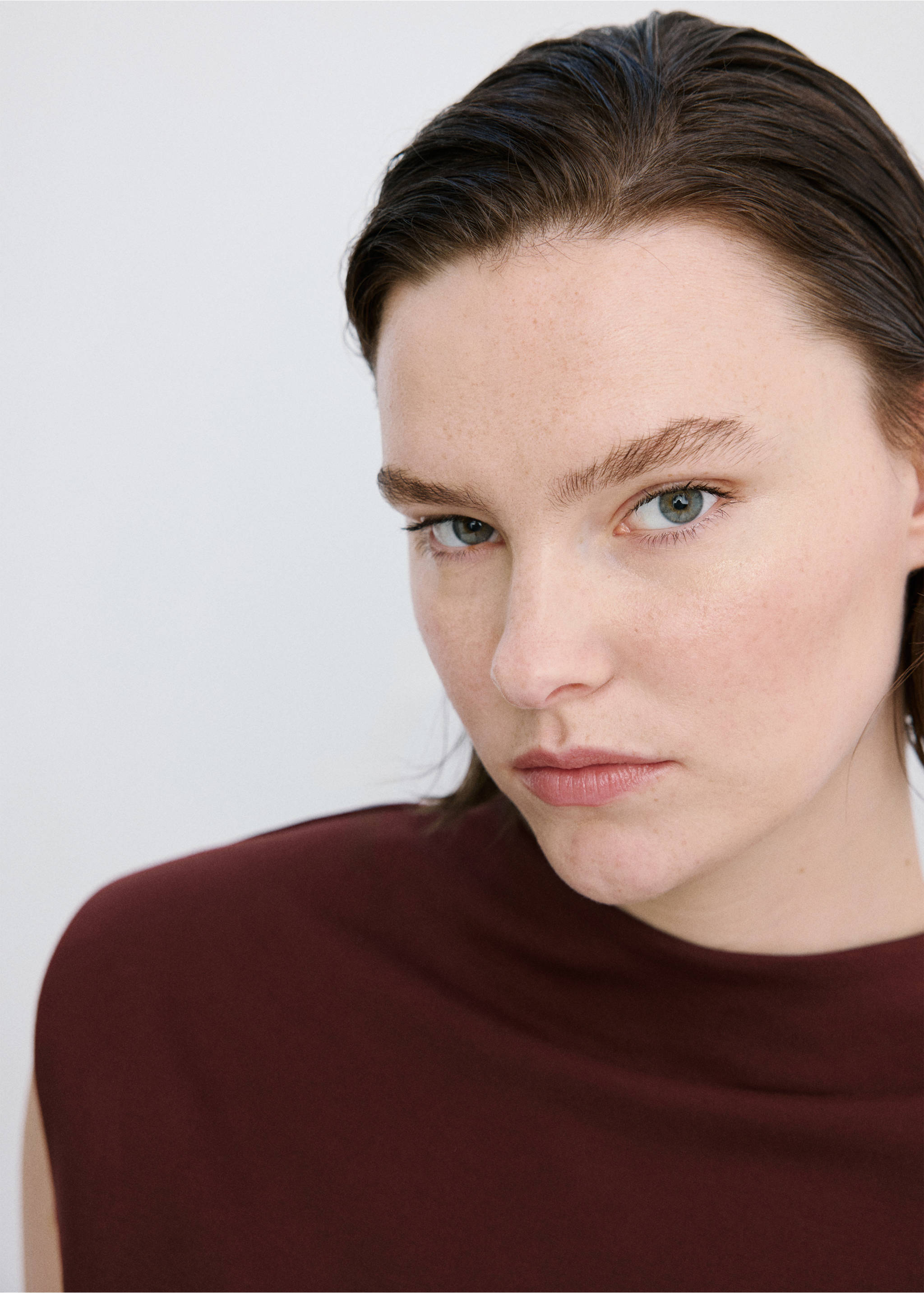 Peplum shoulder pad T-shirt - Details of the article 4, Burgundy. Ref: 27045844-00.