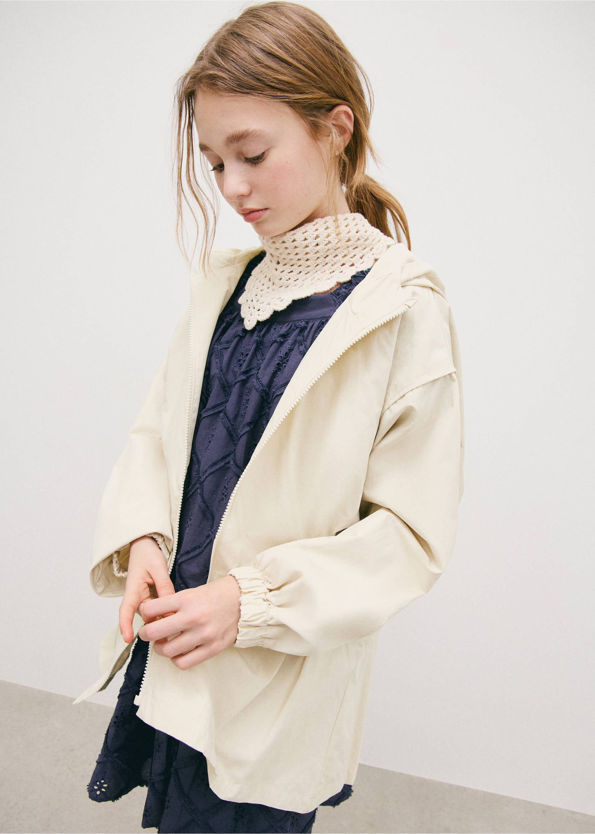 Veste cirée avec nœud - Plan moyen, Écru. Ref: 27045929-00.