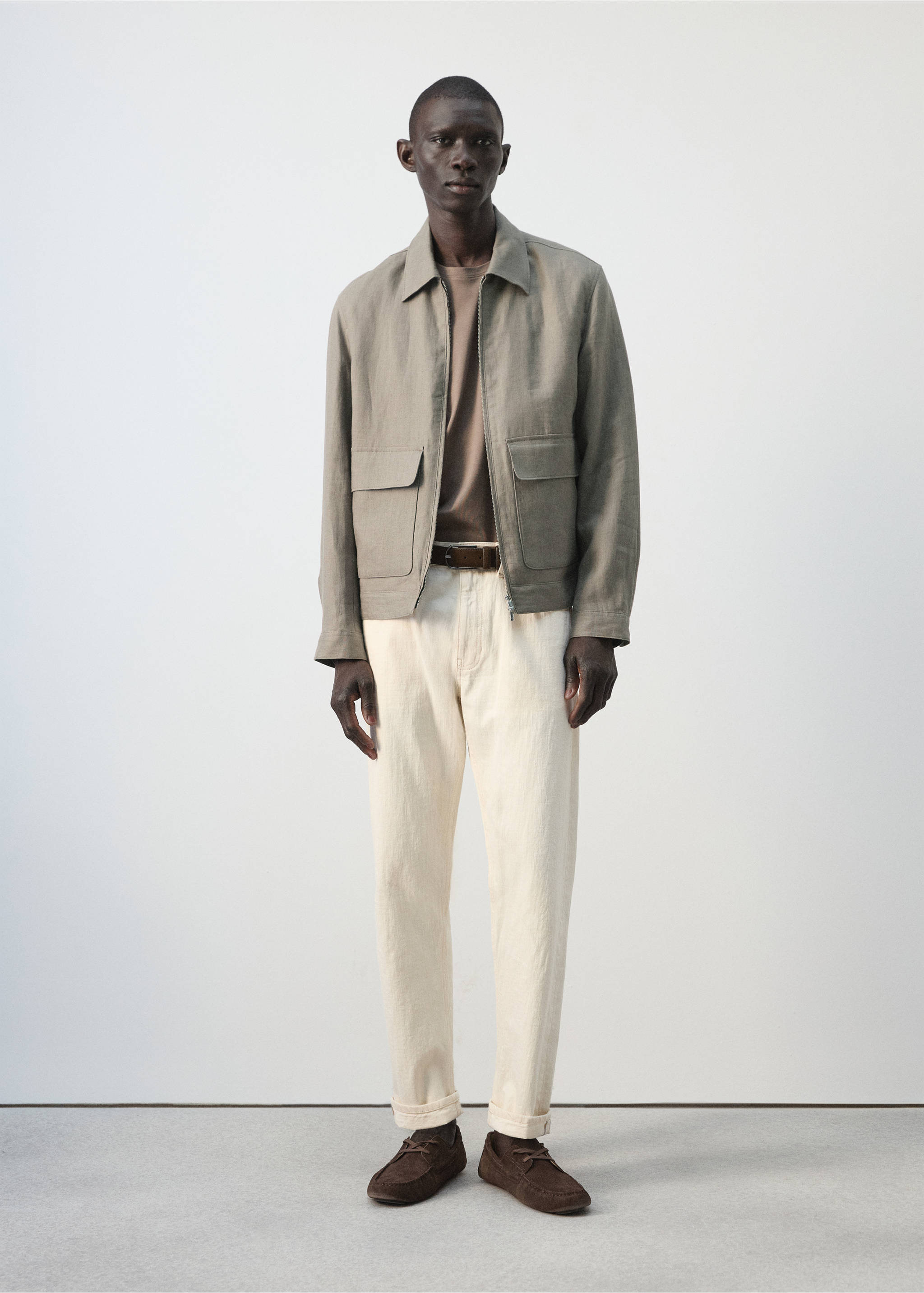 Jasje met zakken 100% linnen - Overzichtstekening, Middenbruin. Ref: 27045930-00.