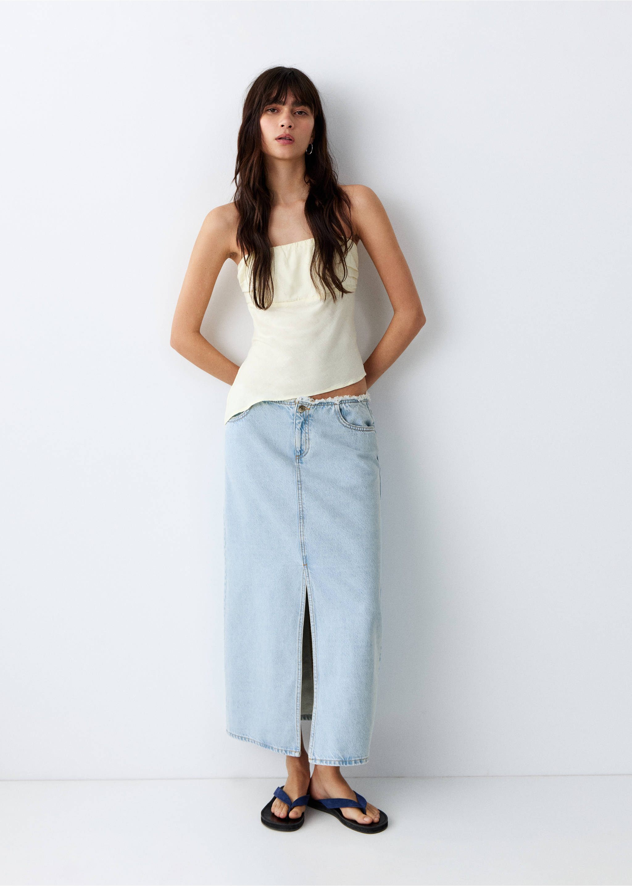 Джинсовая миди-юбка с необработанным краем - Общий план, Выбеленный синий. Ref: 27045940-00.