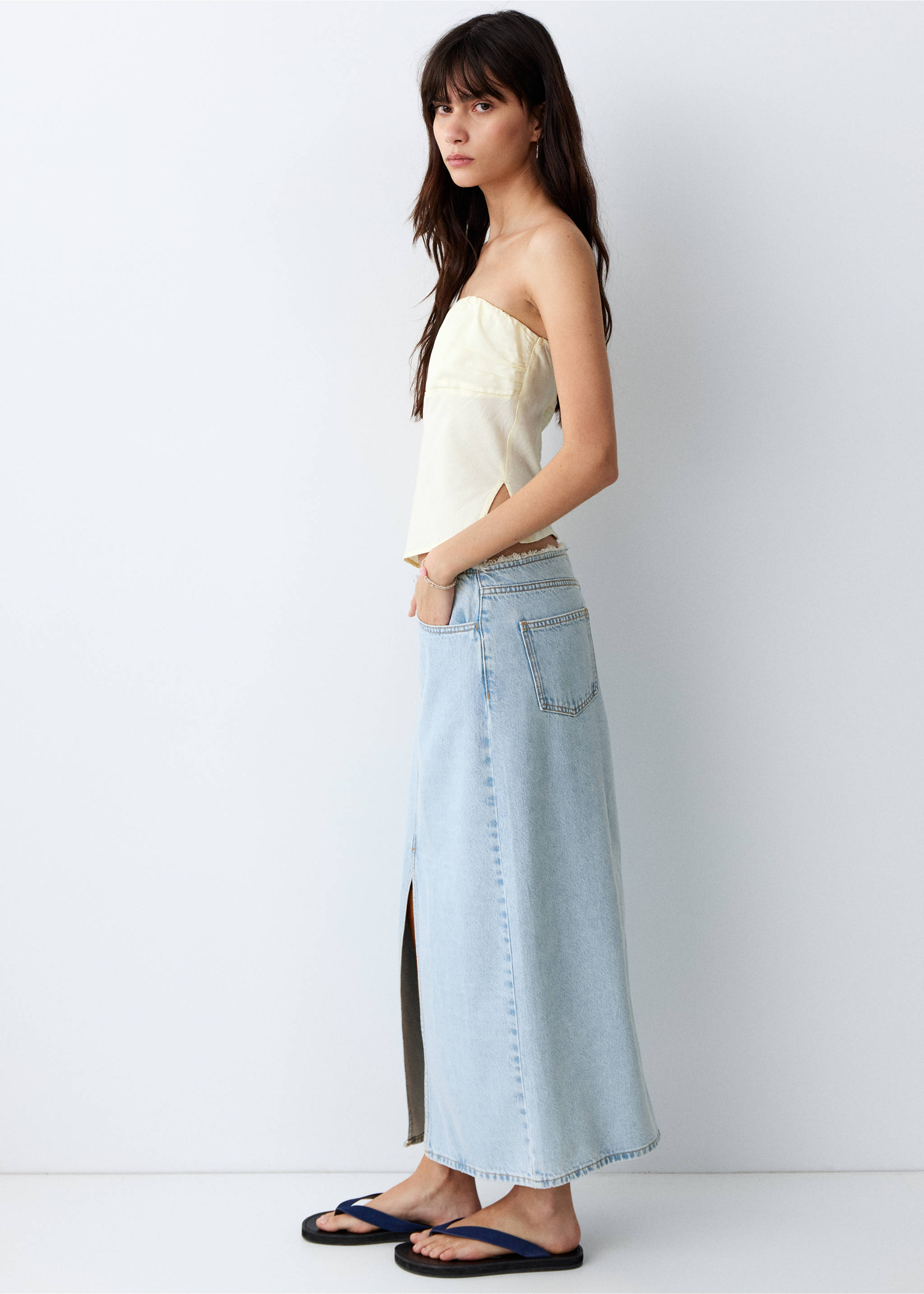 Джинсовая миди-юбка с необработанным краем - Деталь изделия 1, Выбеленный синий. Ref: 27045940-00.