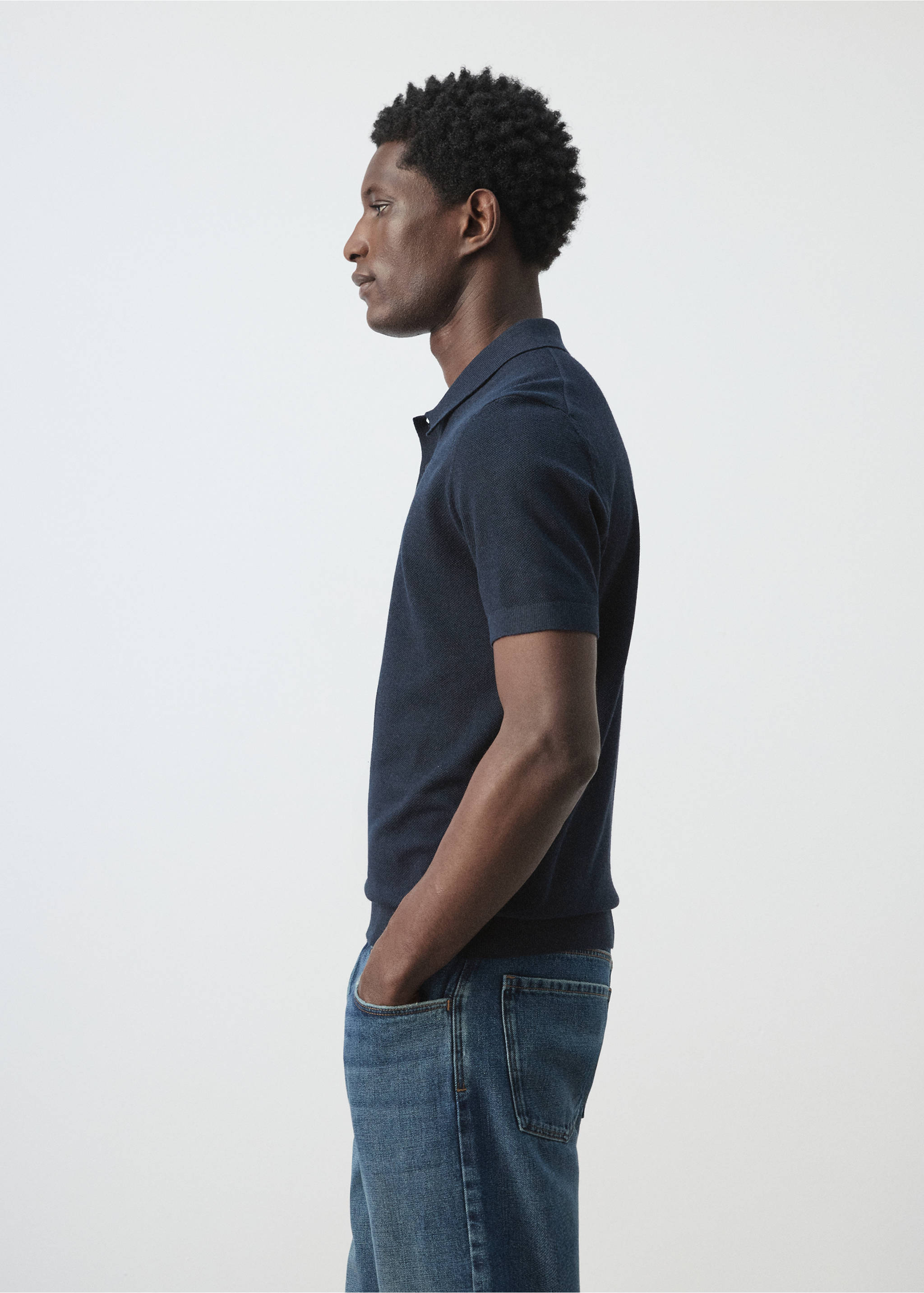 بولو بنسيج دقيق بميكروستركتشر - تفاصيل المنتج 2, أزرق غامق. Ref: 27045944-00.