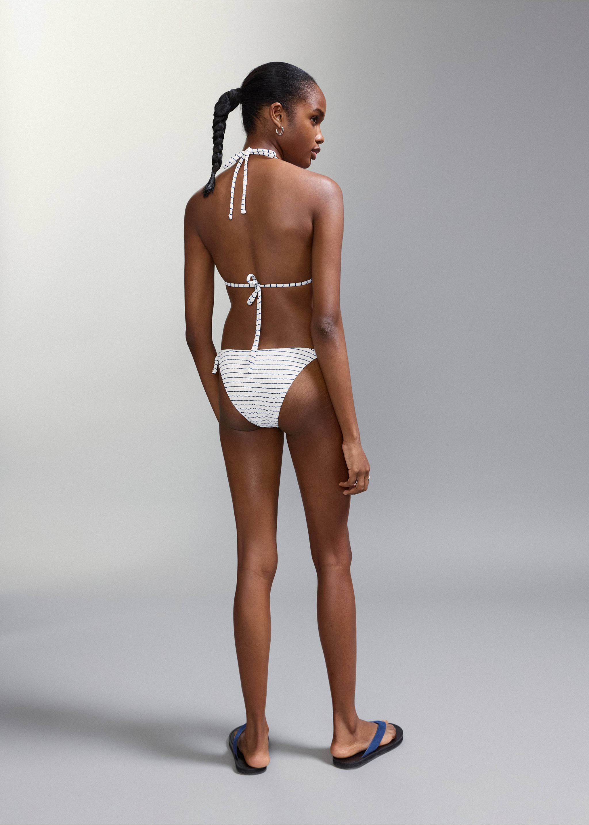 Gestreifter Bikini, mittelhoher Slip - Rückseite des Artikels, Cremeweiß. Ref: 27045945-00.