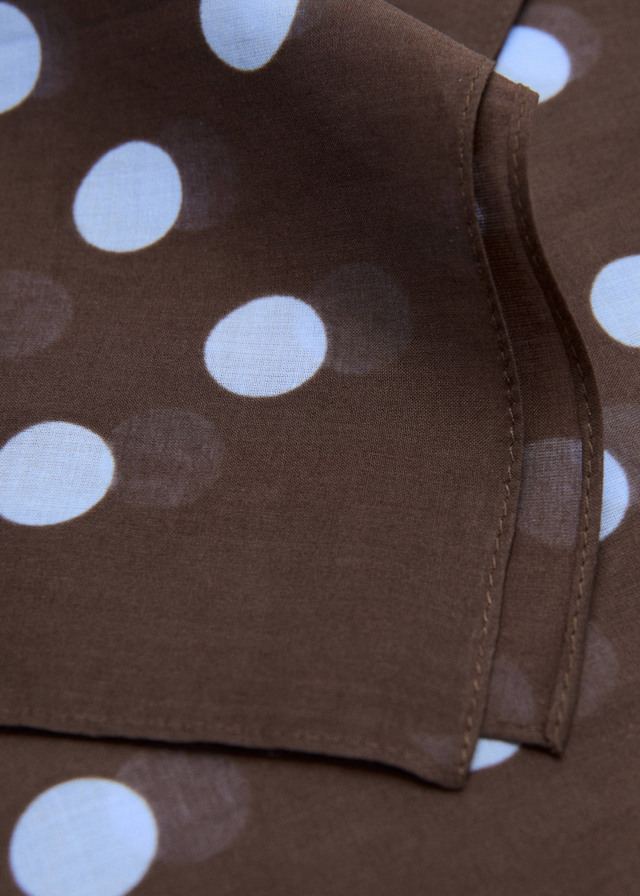 وشاح مطبوع بنقاط البولكا - رؤية وسط