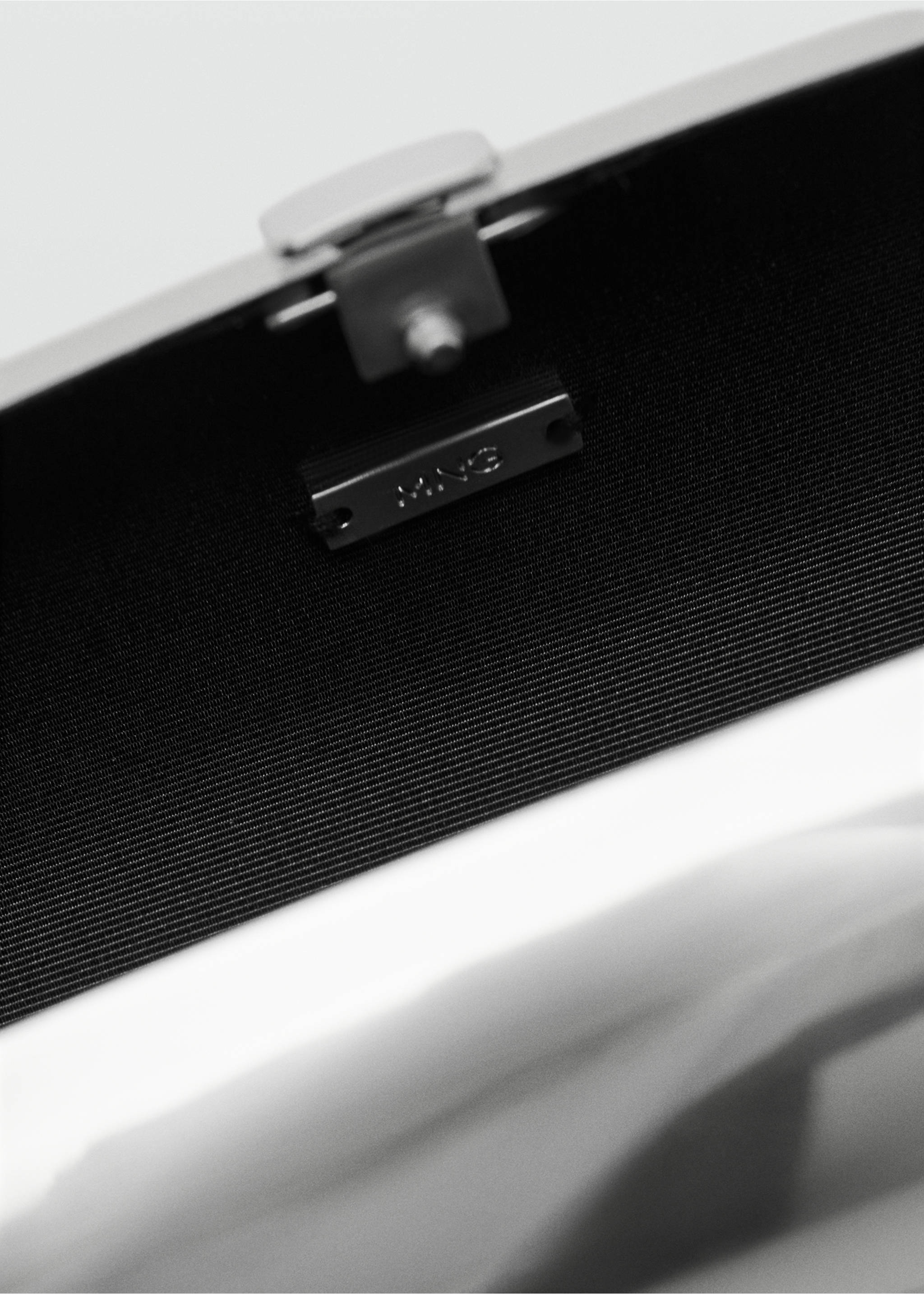 Sac pochette métallique - Détail de l'article 1, Argent. Ref: 27045956-00.