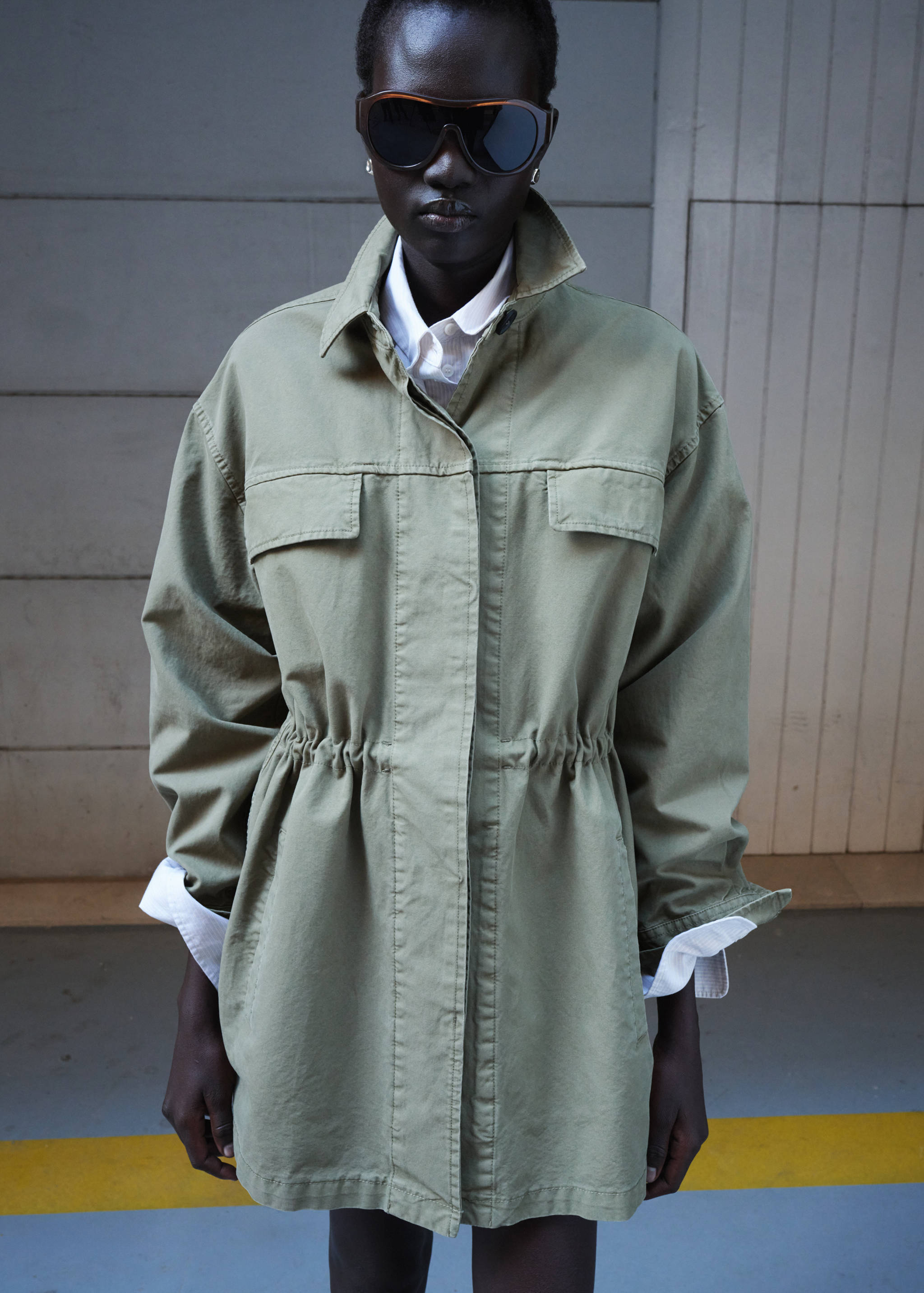 Джинсовая парка оверсайз - Средний план