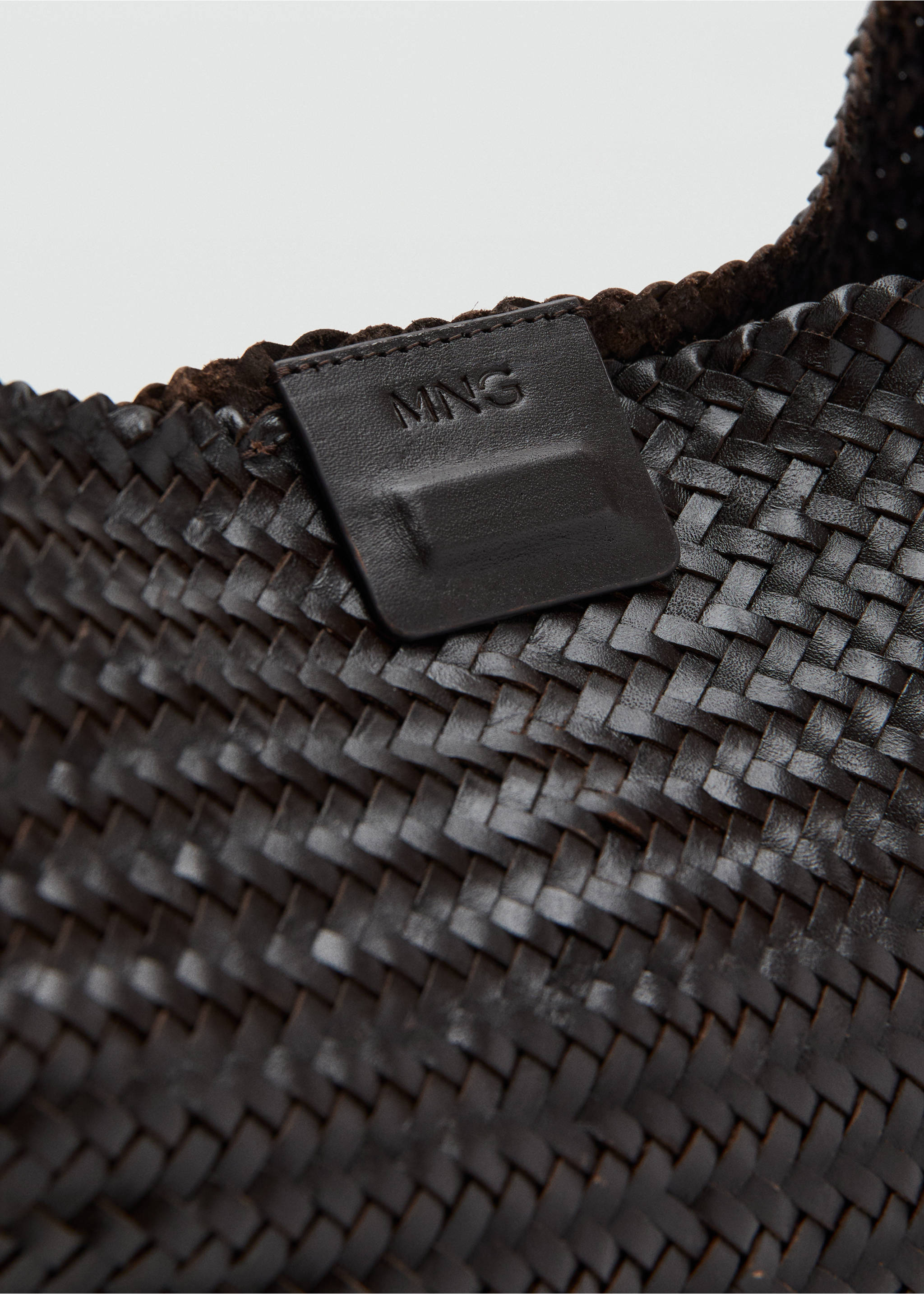 Braided bucket bag - Details of the article 1, Chocolate. Ref: 27045975-00.