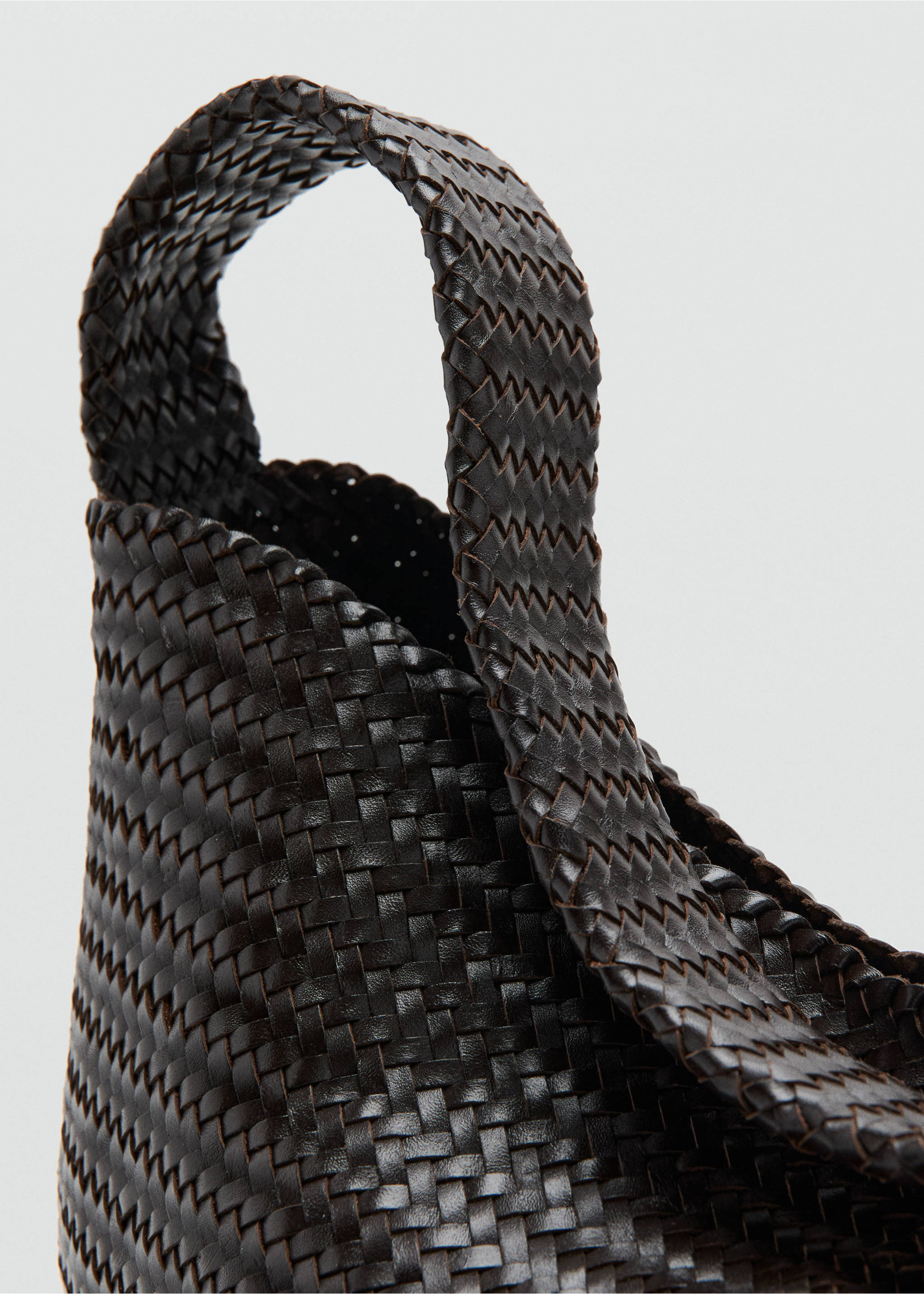 Braided bucket bag - Details of the article 2, Chocolate. Ref: 27045975-00.