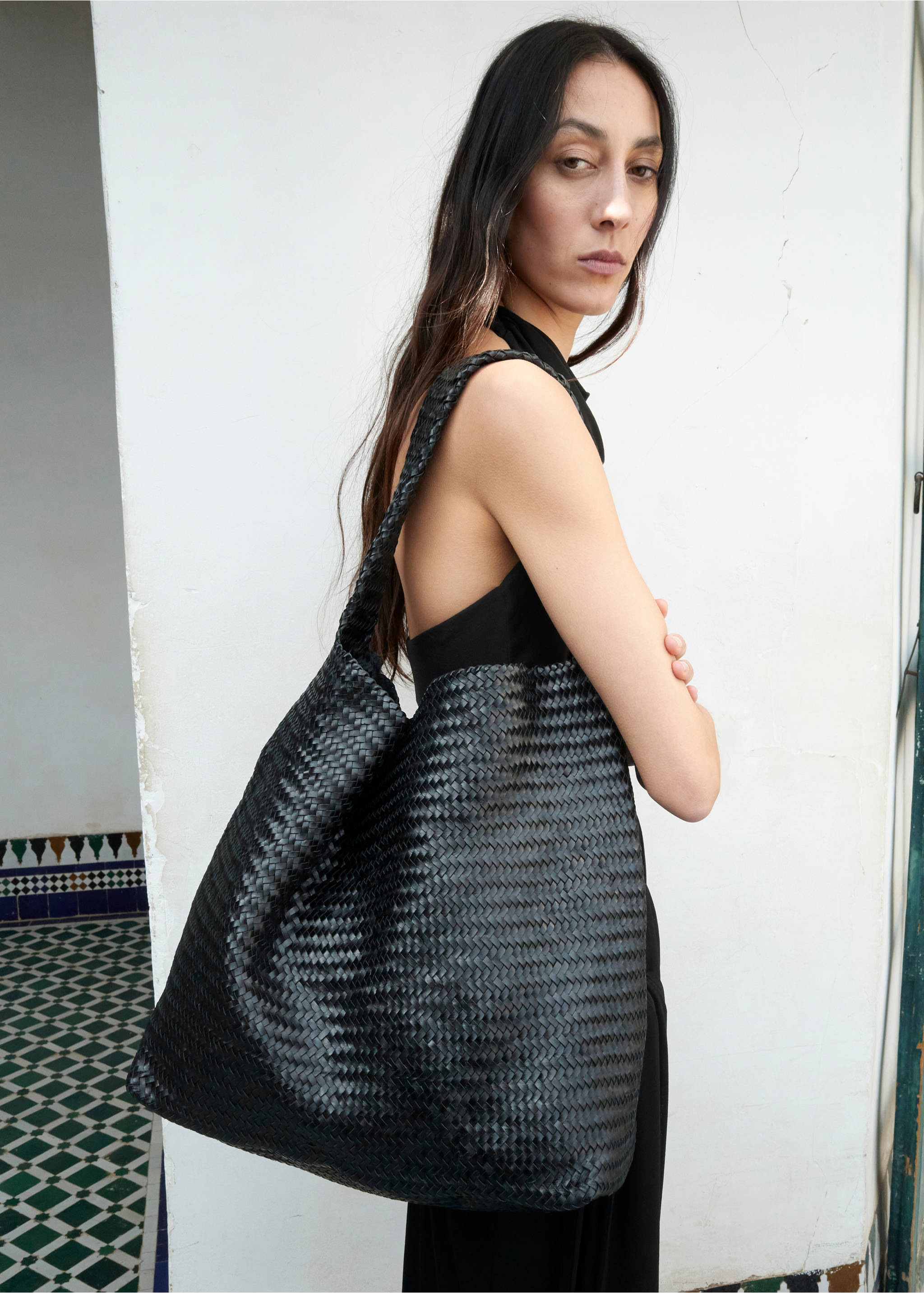 Medium-sized braided leather bag - Details of the article 9, Black. Ref: 27045975-00.