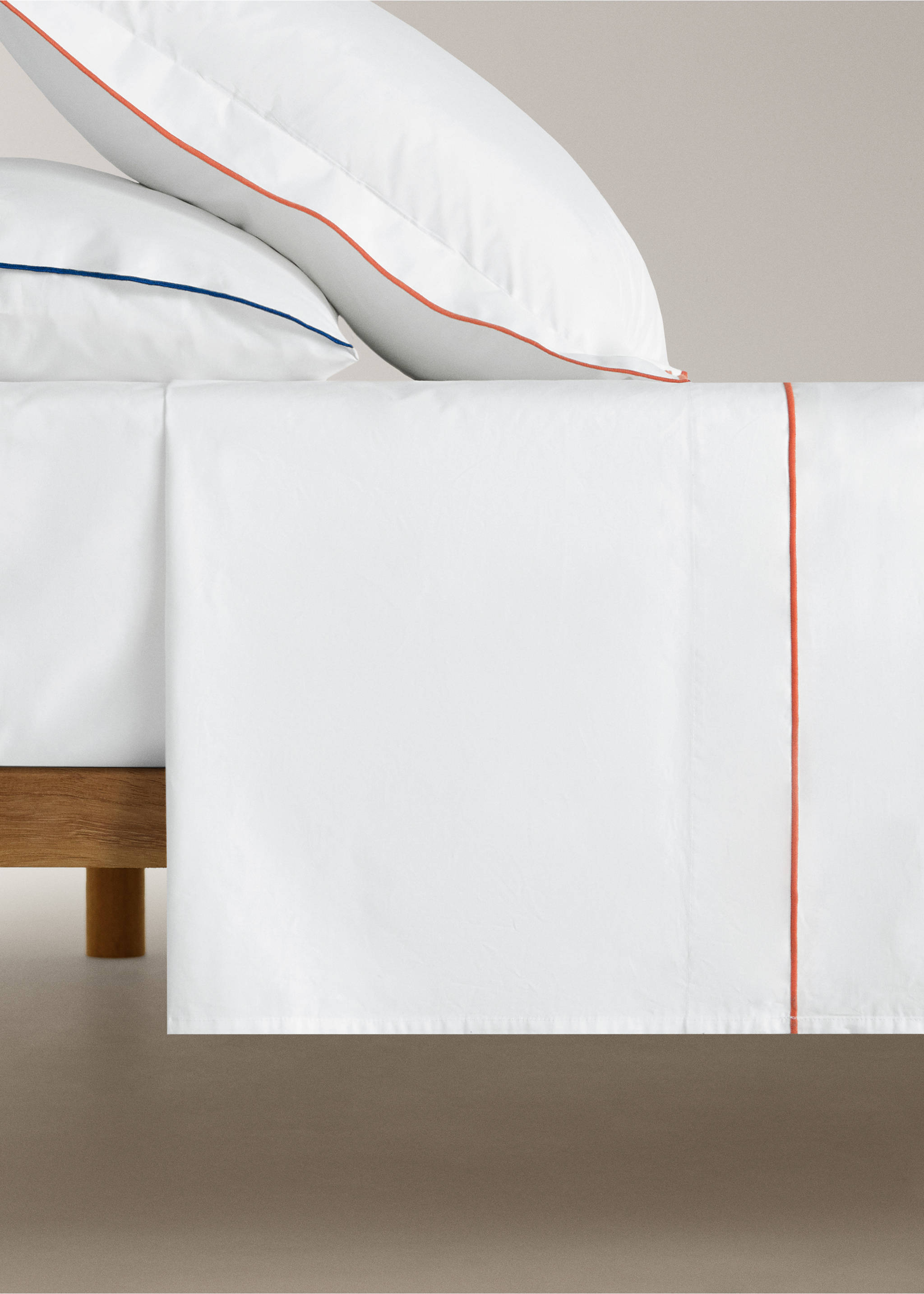 200-thread count percale cotton top sheet with contrasting overlock for 150/160 cm bed - Article without model, Ink Blue. Ref: 27045977-00.