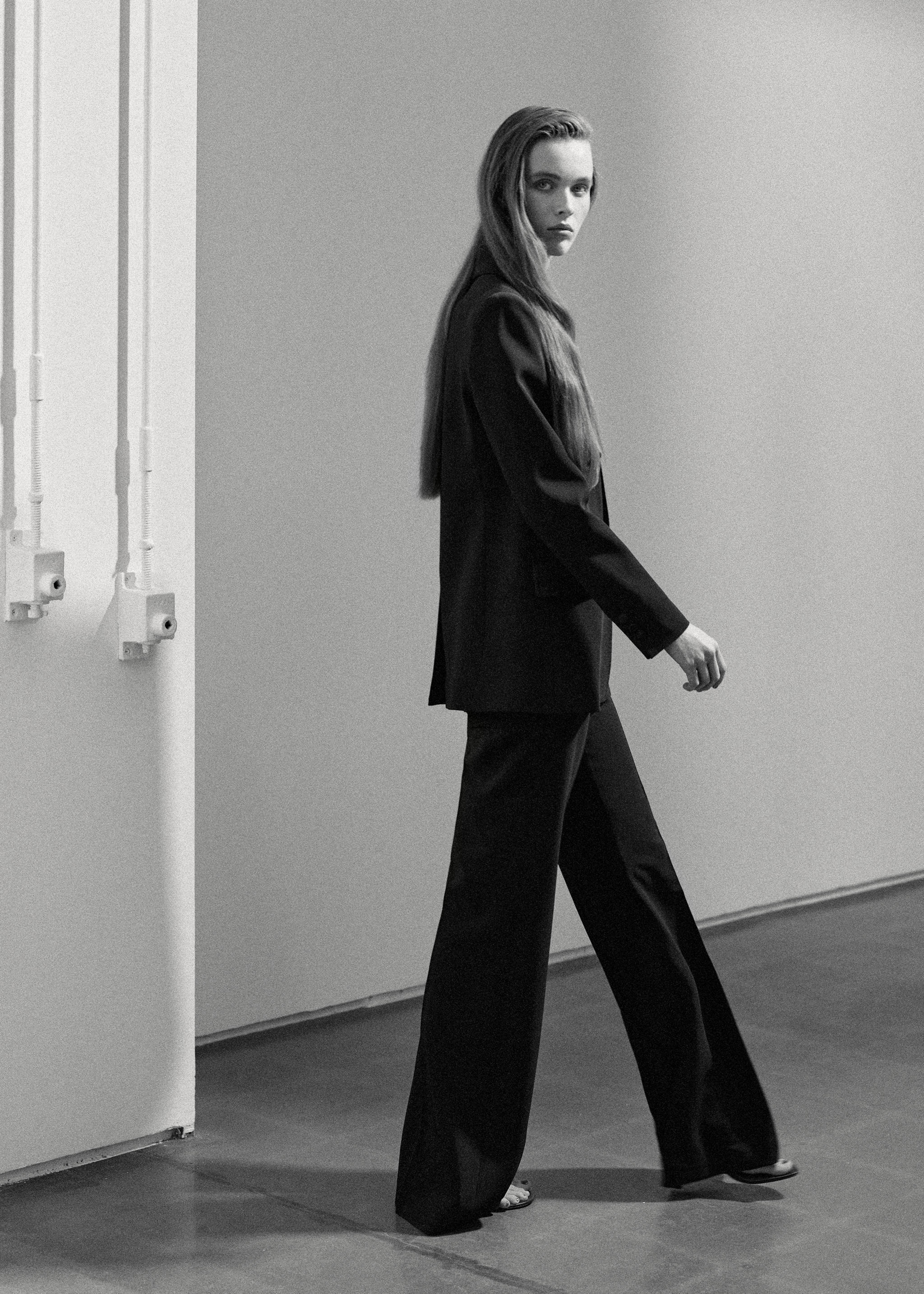 Pantalón acampanado tiro alto - Plano medio