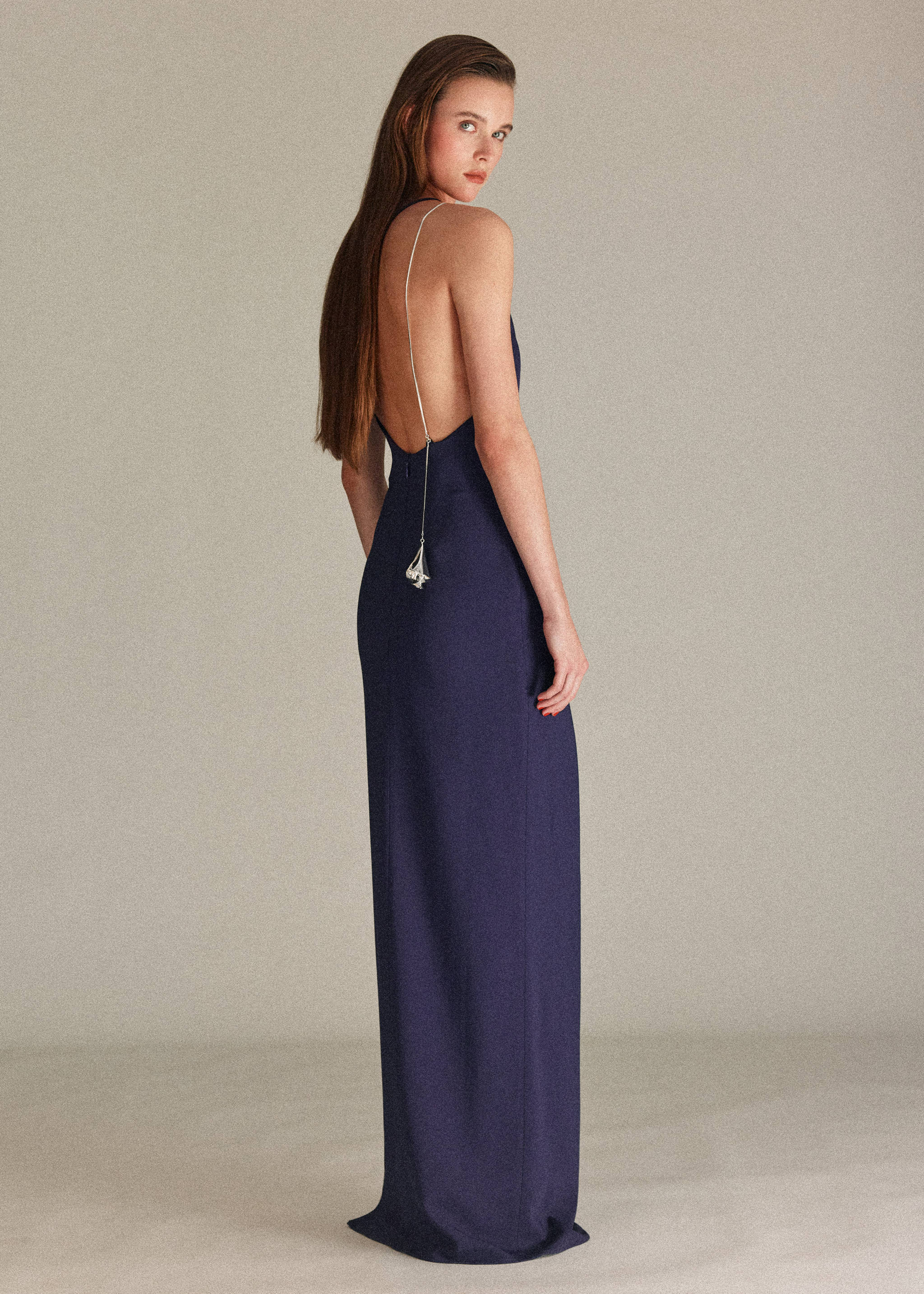 Asymmetrisches Kleid mit Metall-Applikation - Rückseite des Artikels