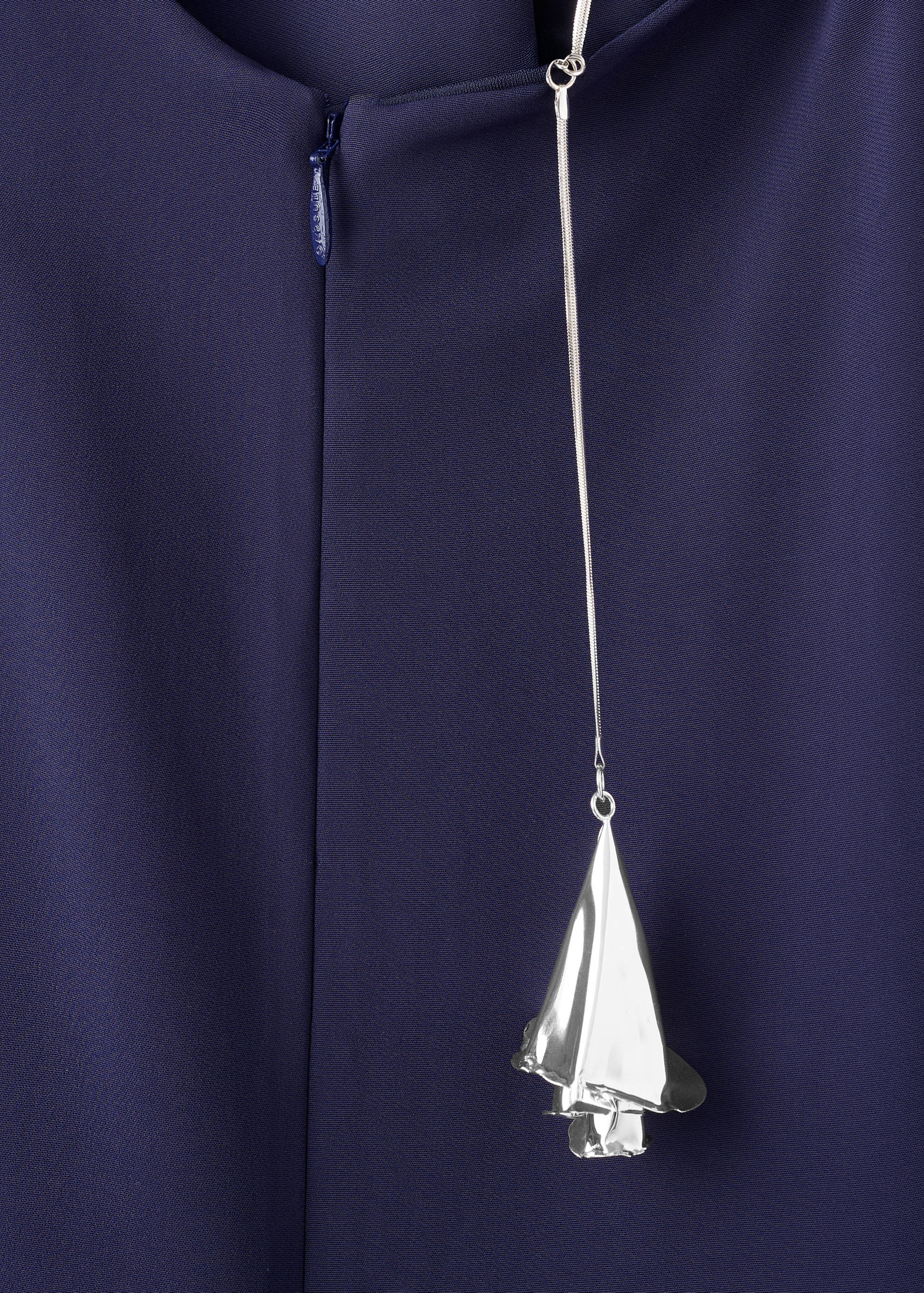 Asymmetrisches Kleid mit Metall-Applikation - Detail des Artikels 0