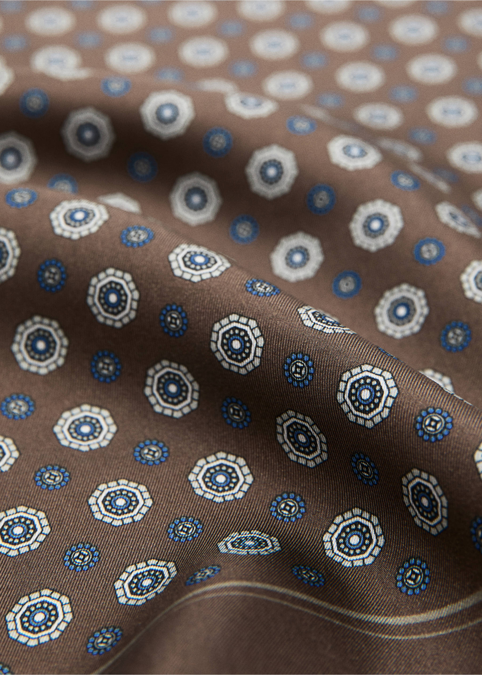 Pañuelo 100% seda estampado - Plano medio, Marrón. Ref: 27046001-00.