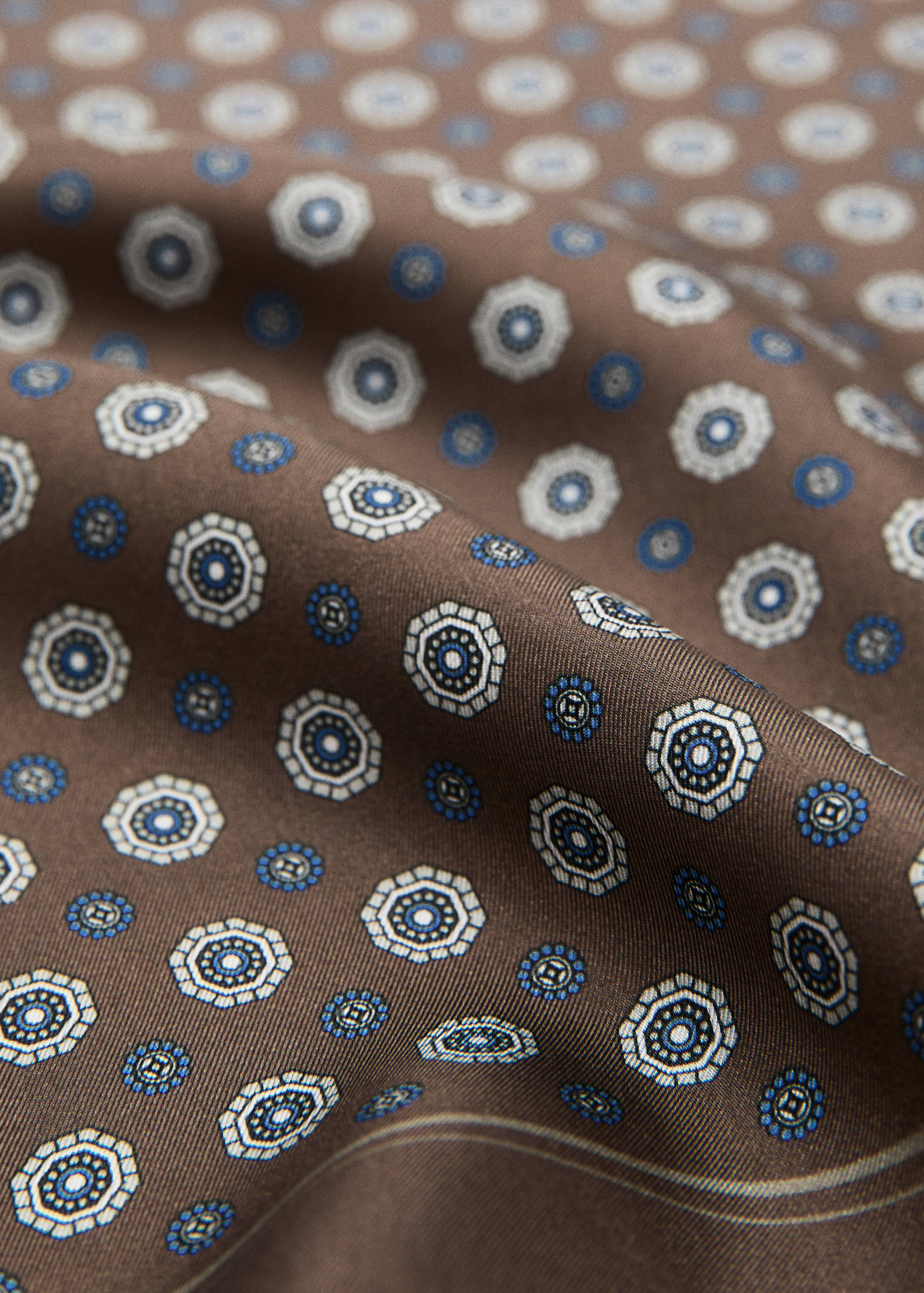 Pañuelo 100% seda estampado - Plano medio