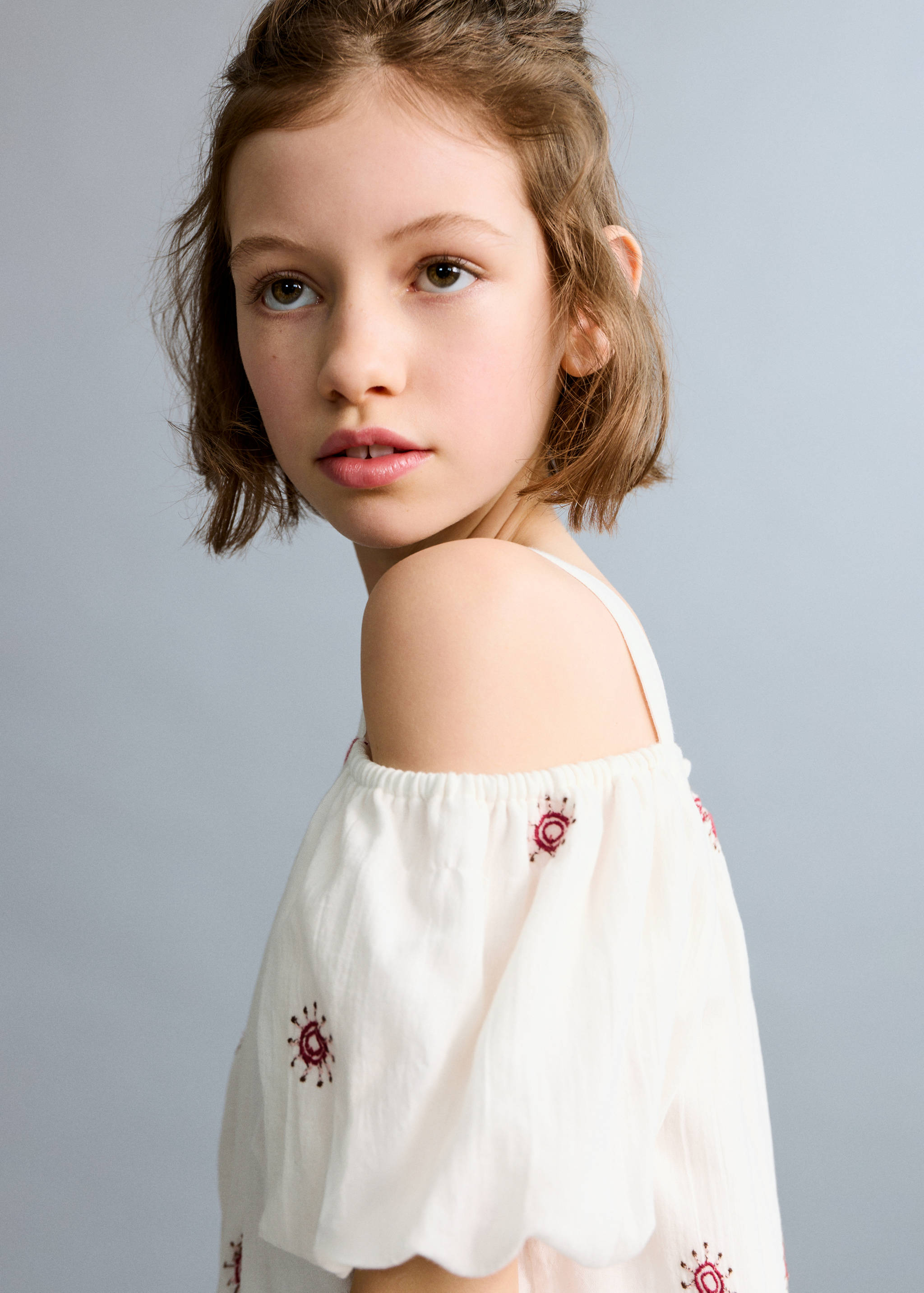 Embroidered off-the-shoulder blouse - General plane