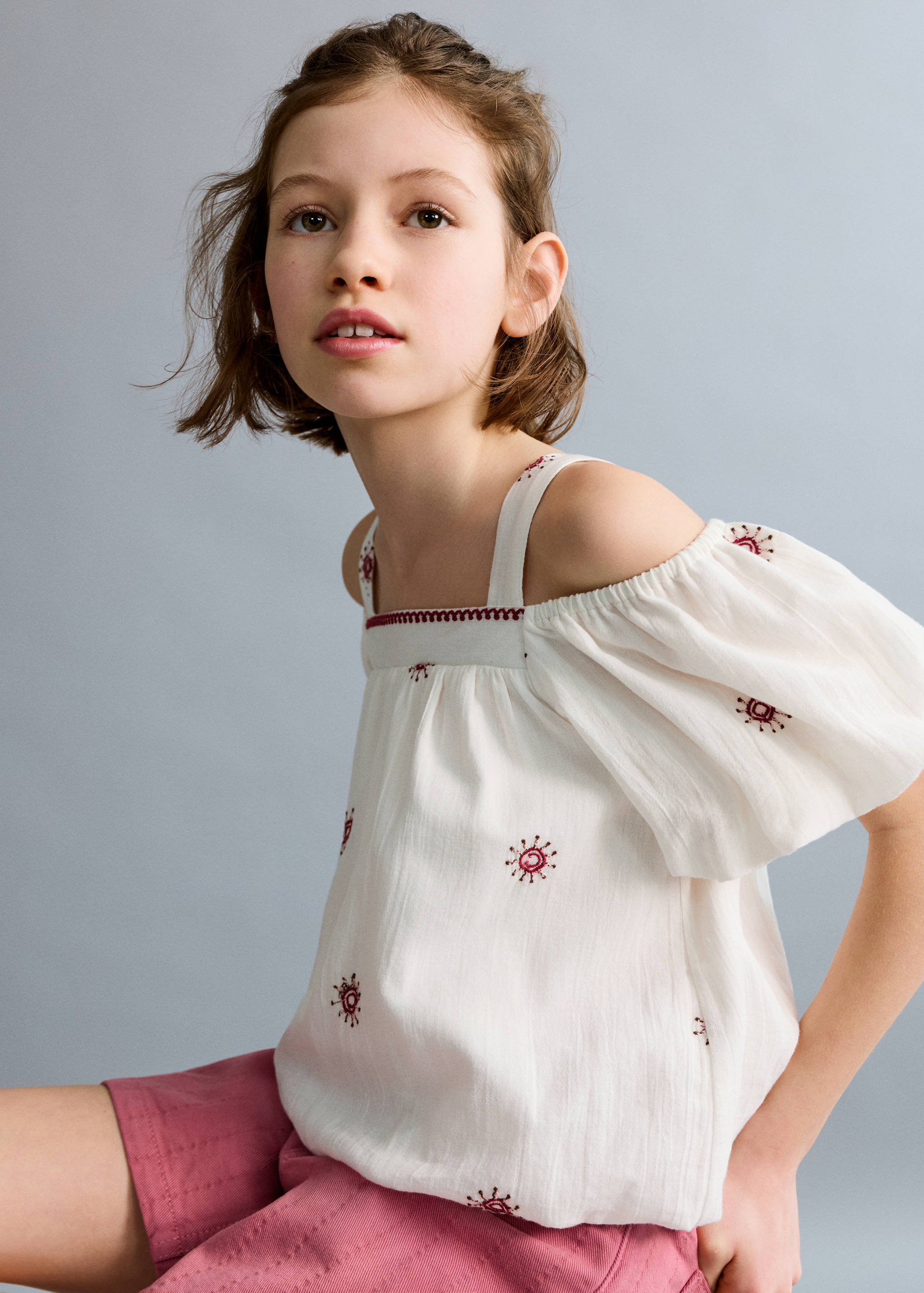 Embroidered off-the-shoulder blouse - Medium plane