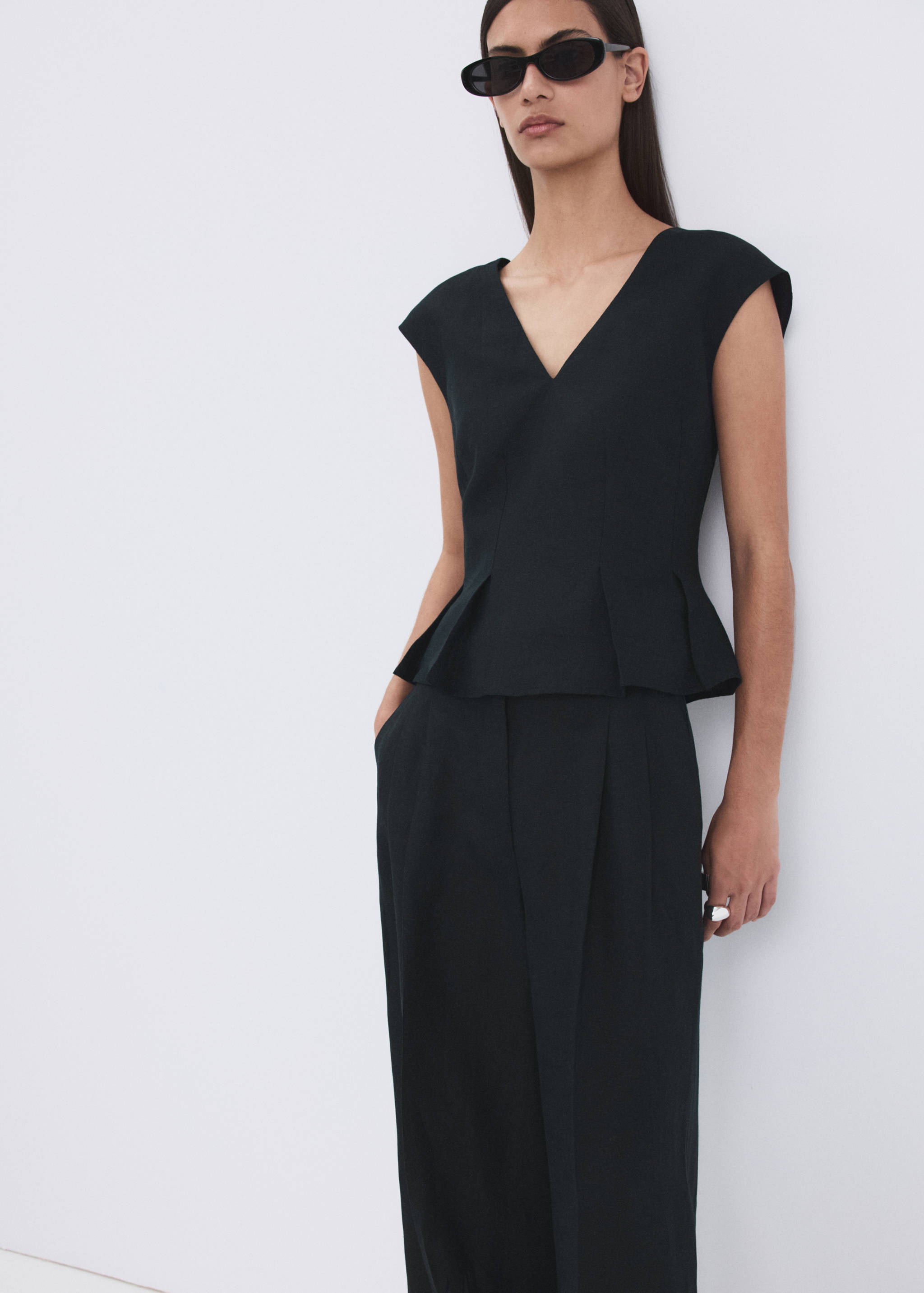 Straight-fit linen trousers with pleats - Details of the article 1