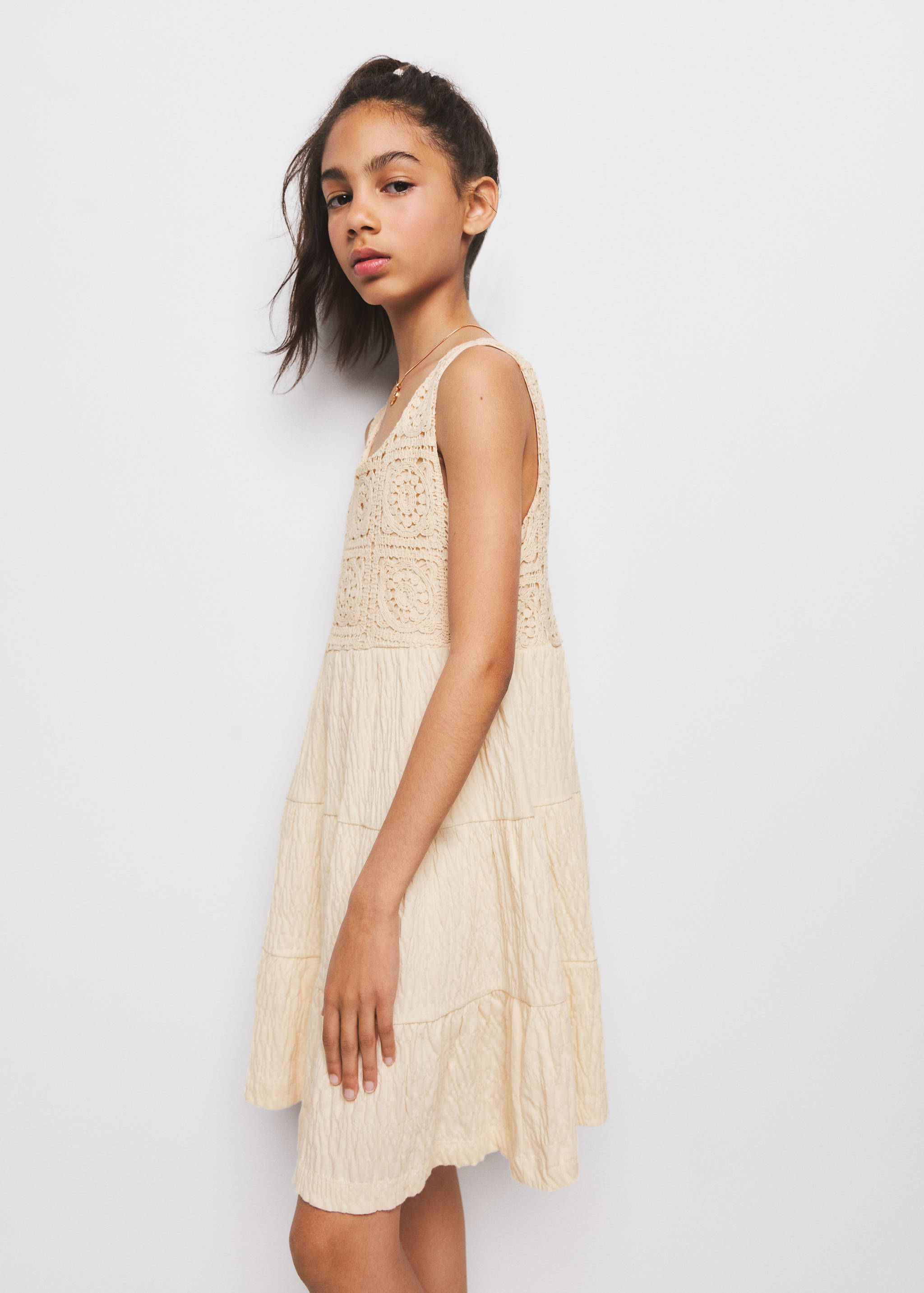 Robe texturée broderies - Plan moyen